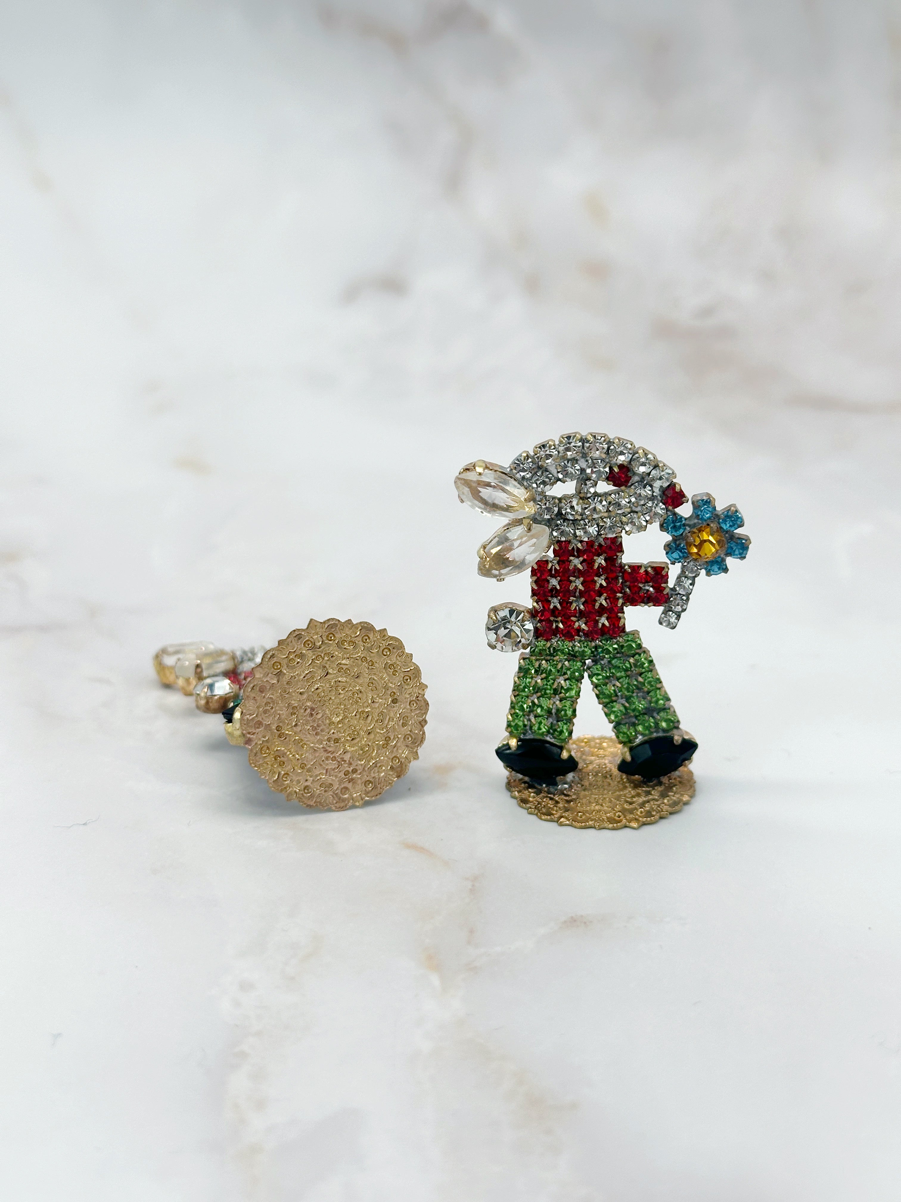 Bezaubernder Gablonzer Hase mit bunten Kristallen und blauer Blume