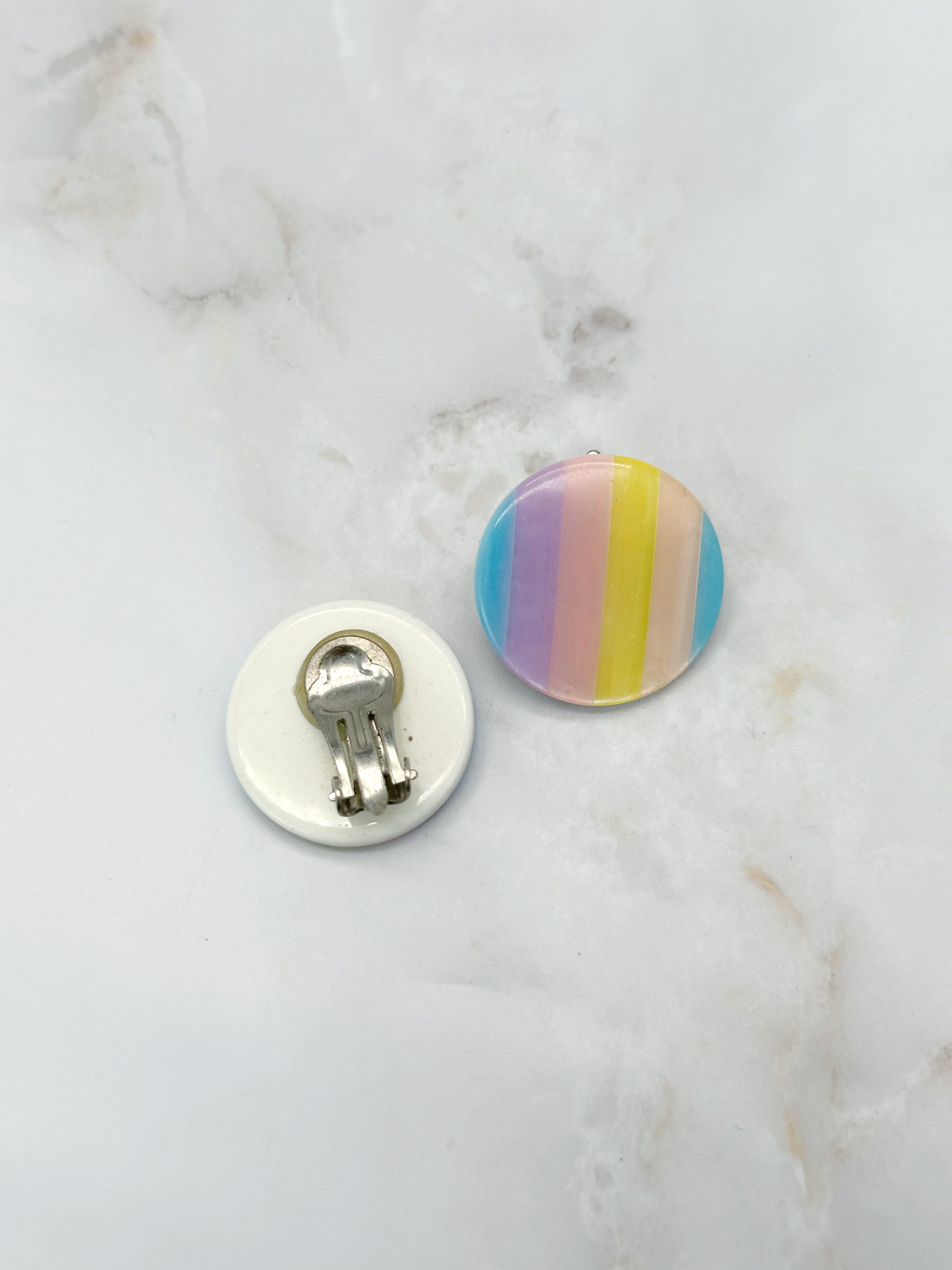 Runde Vintage Ohrclips in Pastell-Regenbogenfarben mit Perlmutt-Schimmer