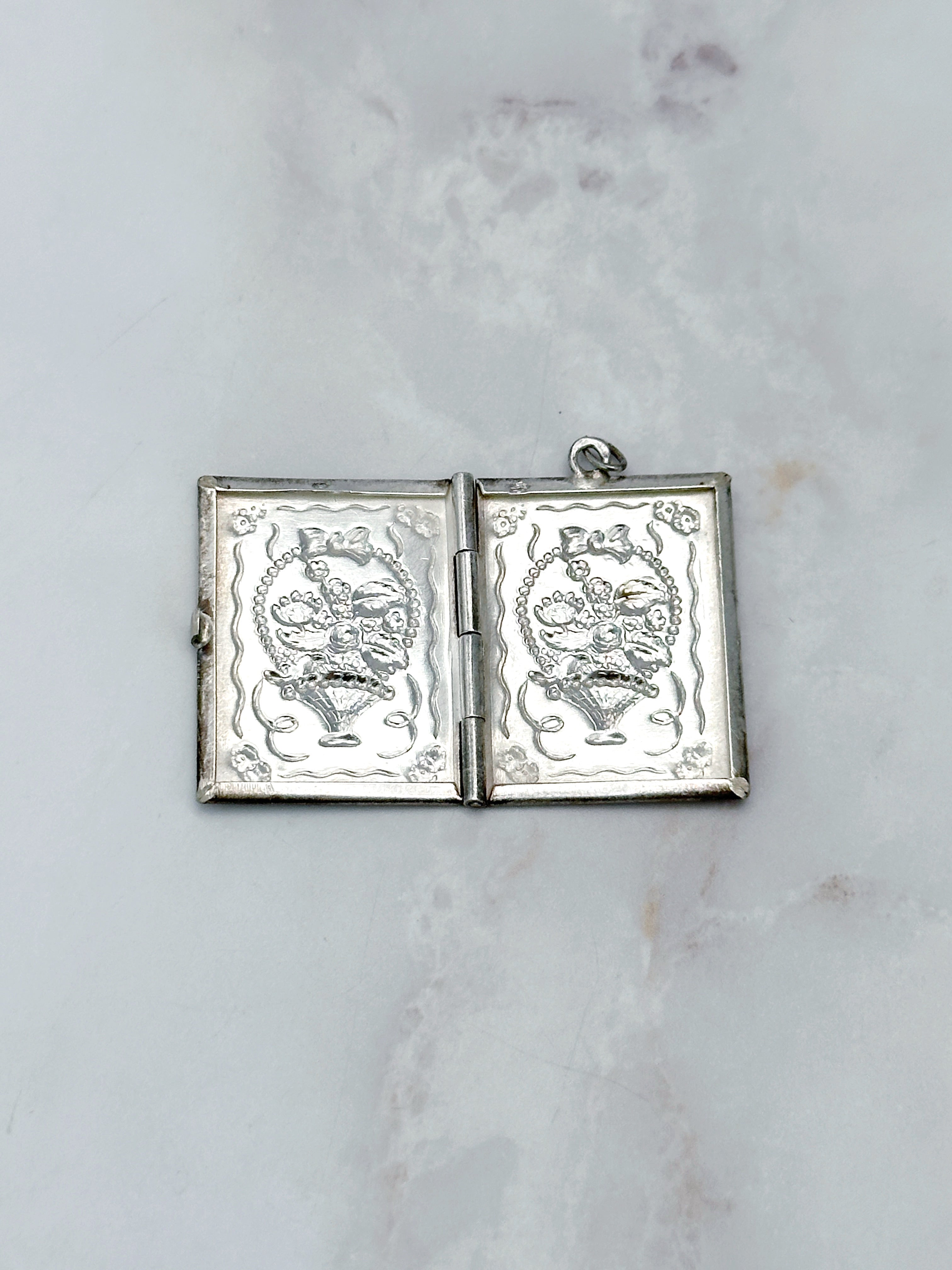 Art-Déco Medaillon in Buchform aus 800 Silber