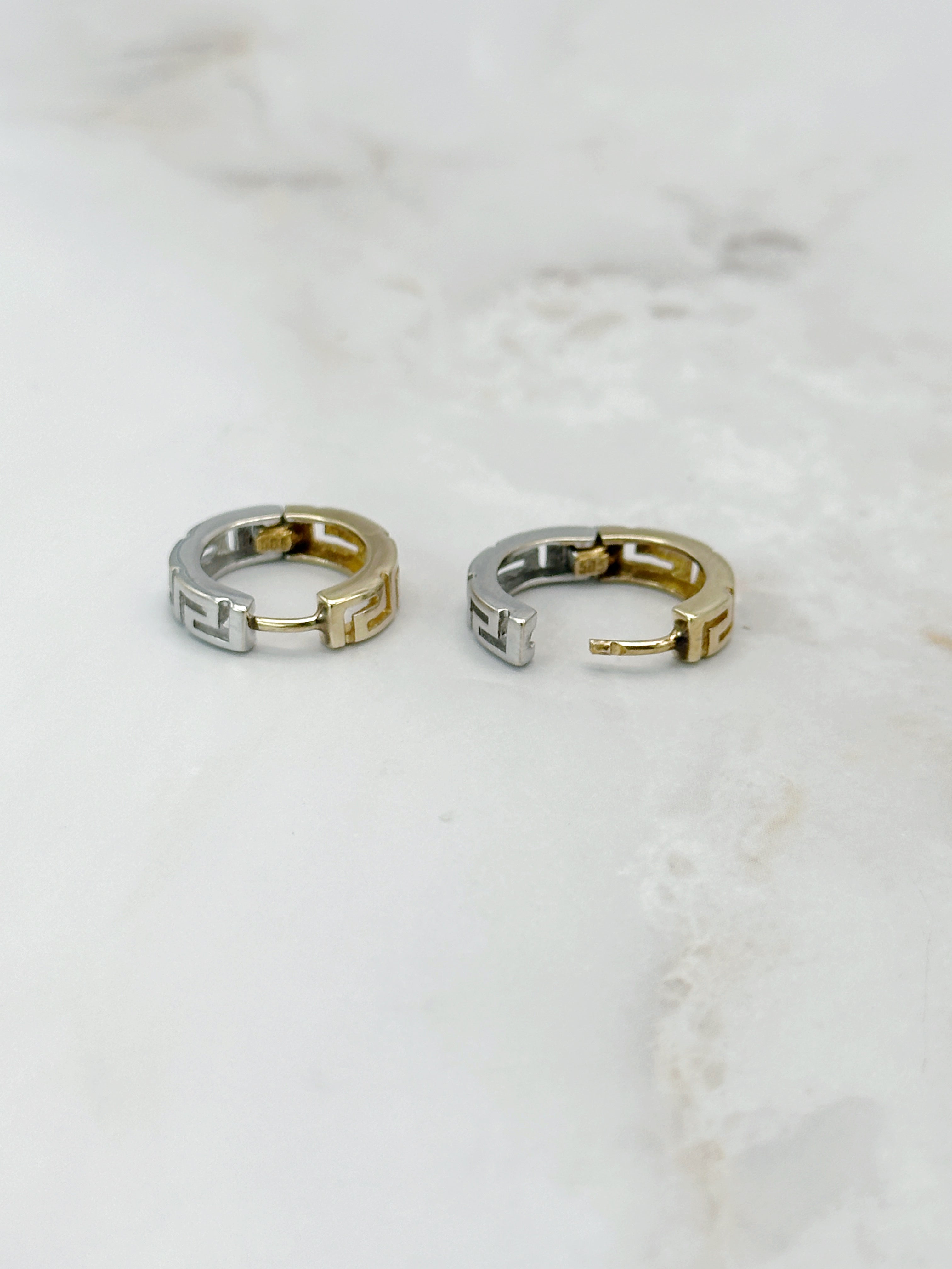 Bicolor Creolen in 585 Gold mit griechischem Muster