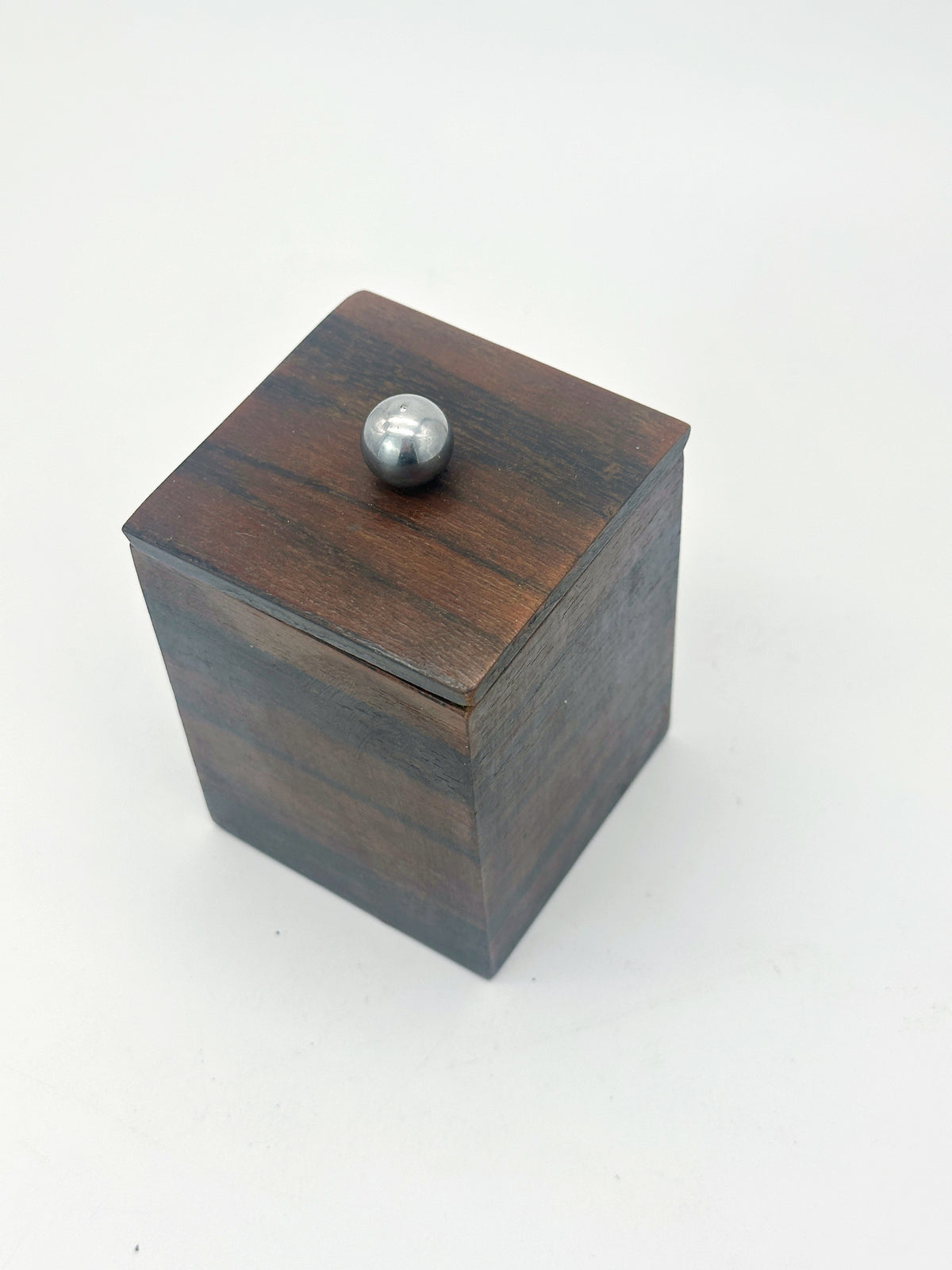 Vintage Holzdose für Tabak oder Zigaretten mit versilbertem Knauf