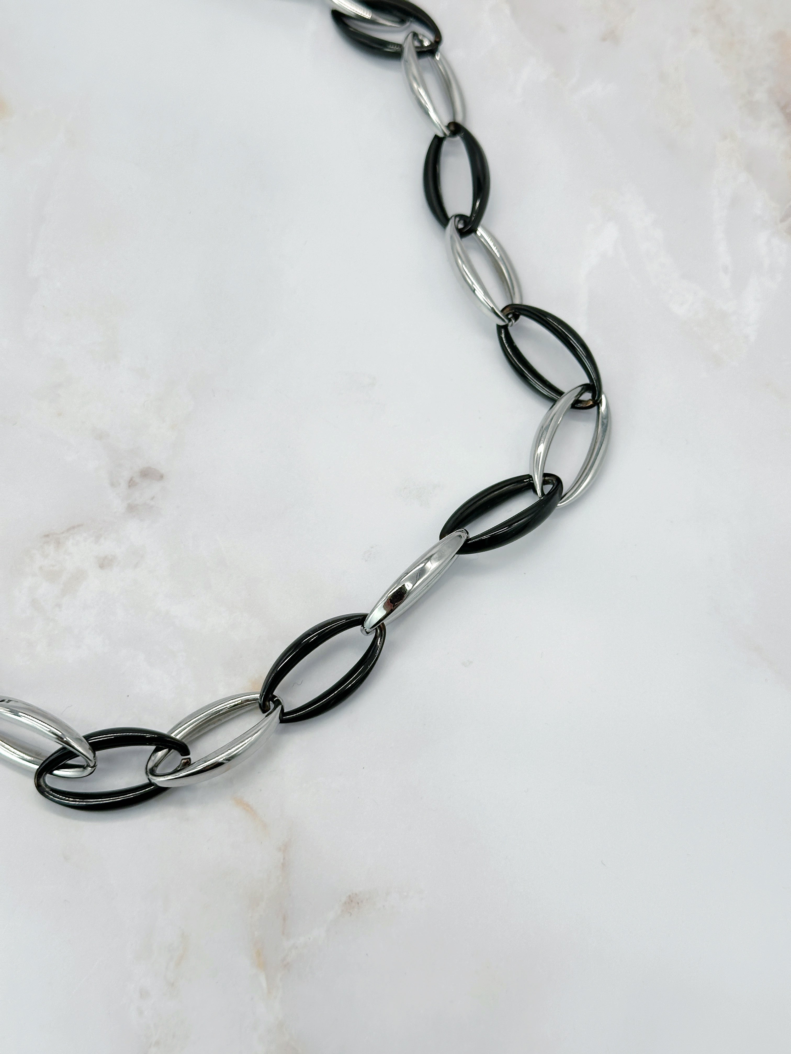 Lange Gliederkette im Silber-Schwarz-Design