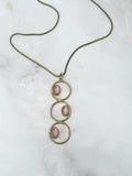Vintage Anhänger mit drei Kreisen und rosa Glas an Schlangenkette