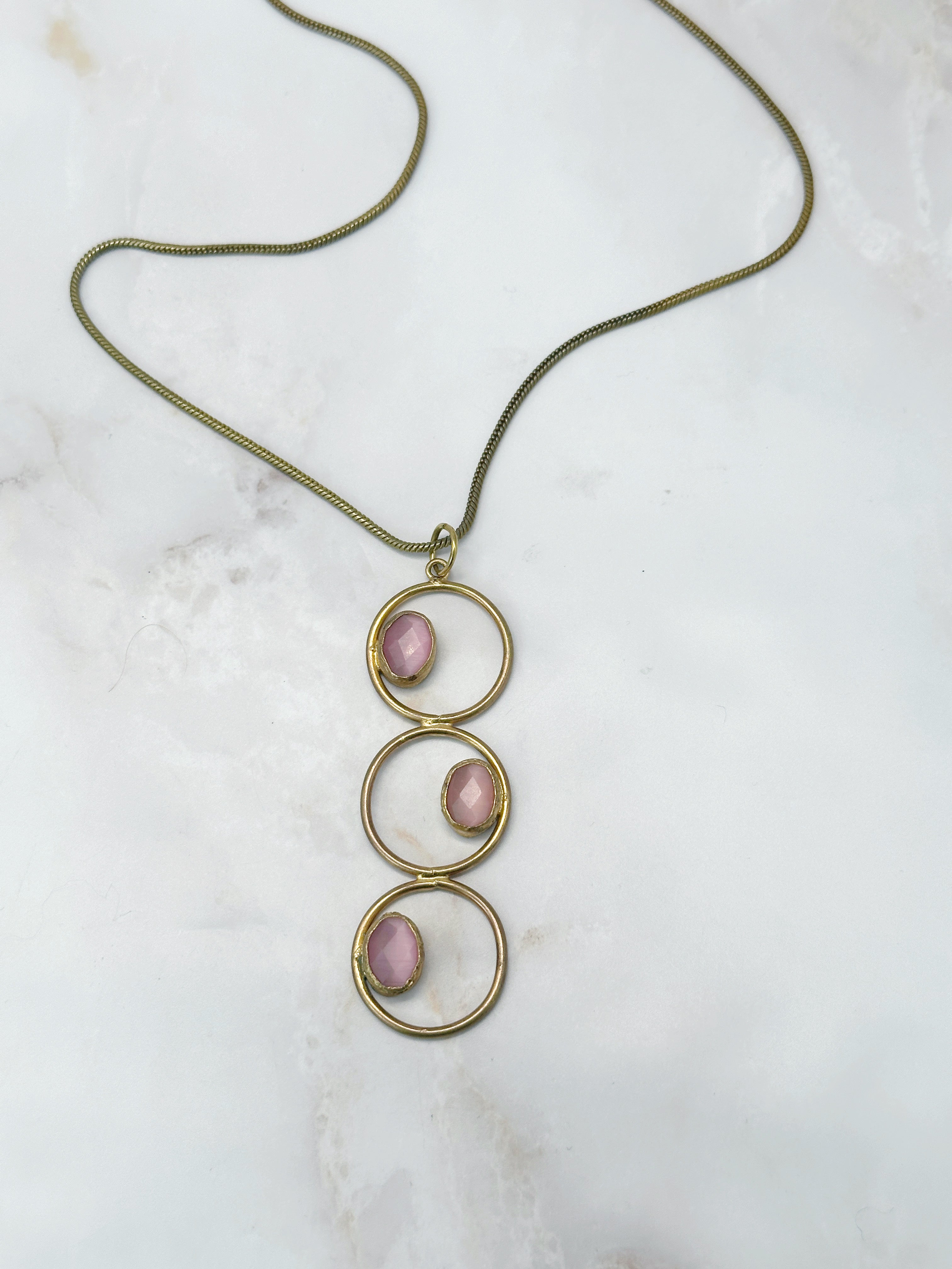Vintage Anhänger mit drei Kreisen und rosa Glas an Schlangenkette