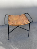 Mid-Century Hocker mit Rattansitz und schwarzem Metallgestell