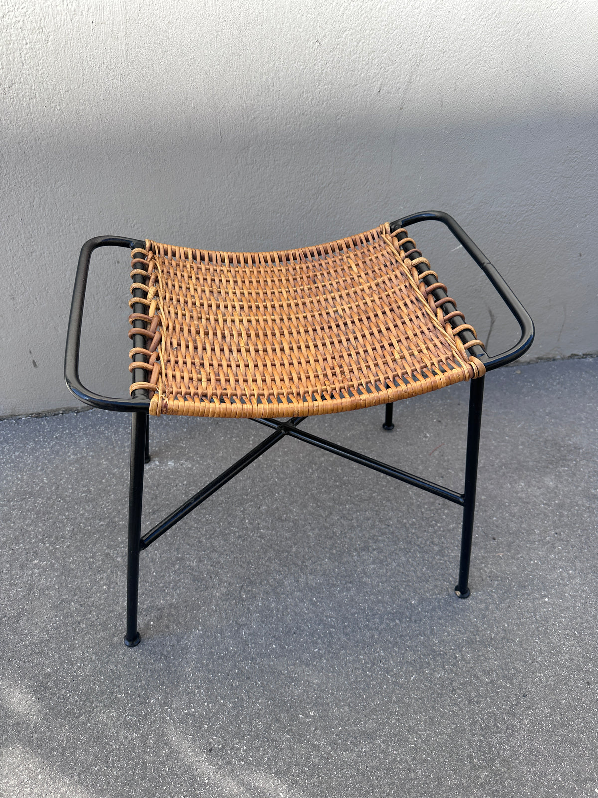 Mid-Century Hocker mit Rattansitz und schwarzem Metallgestell
