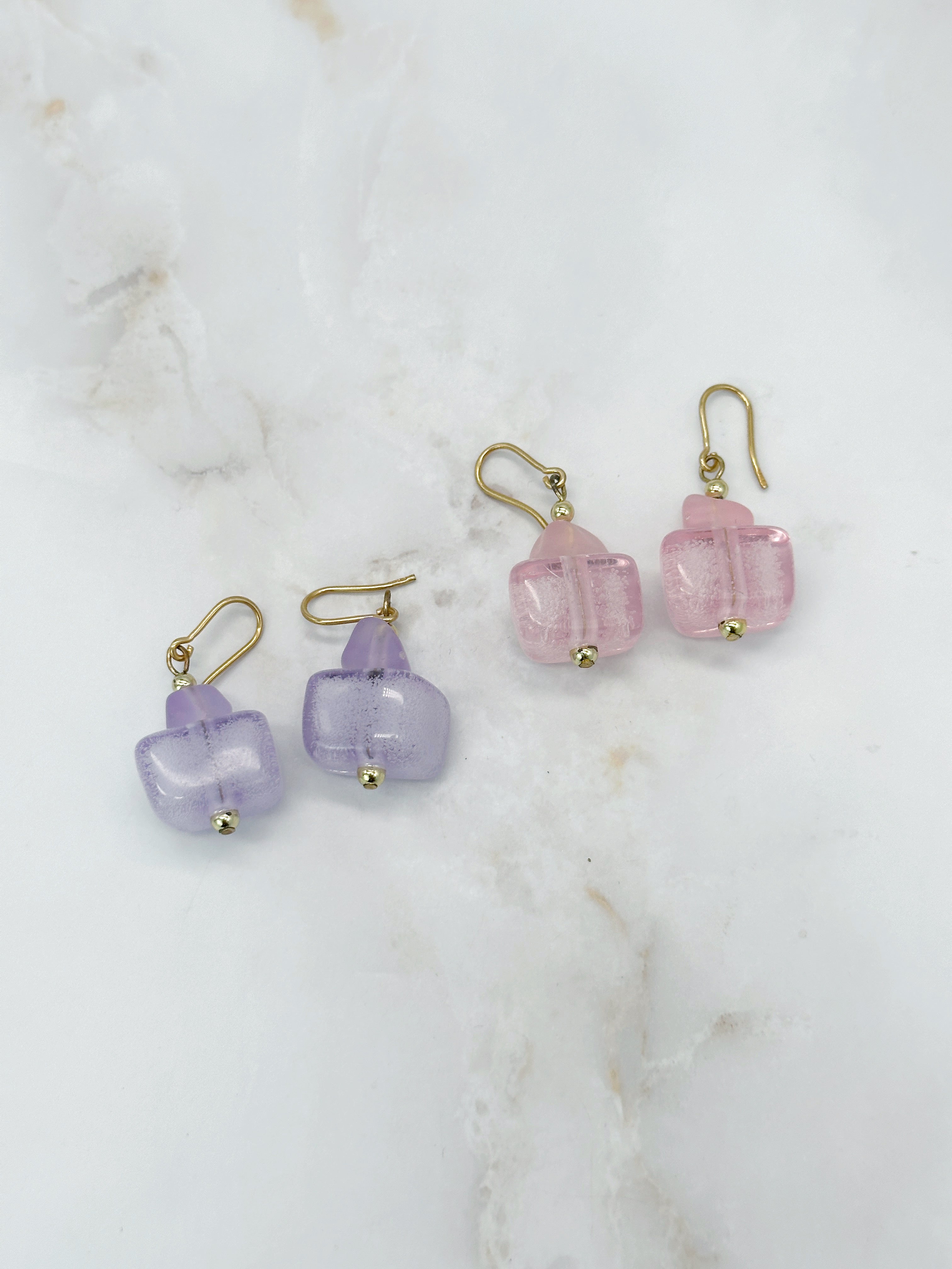 Ohrgehänge mit lila oder rosa Glaselementen