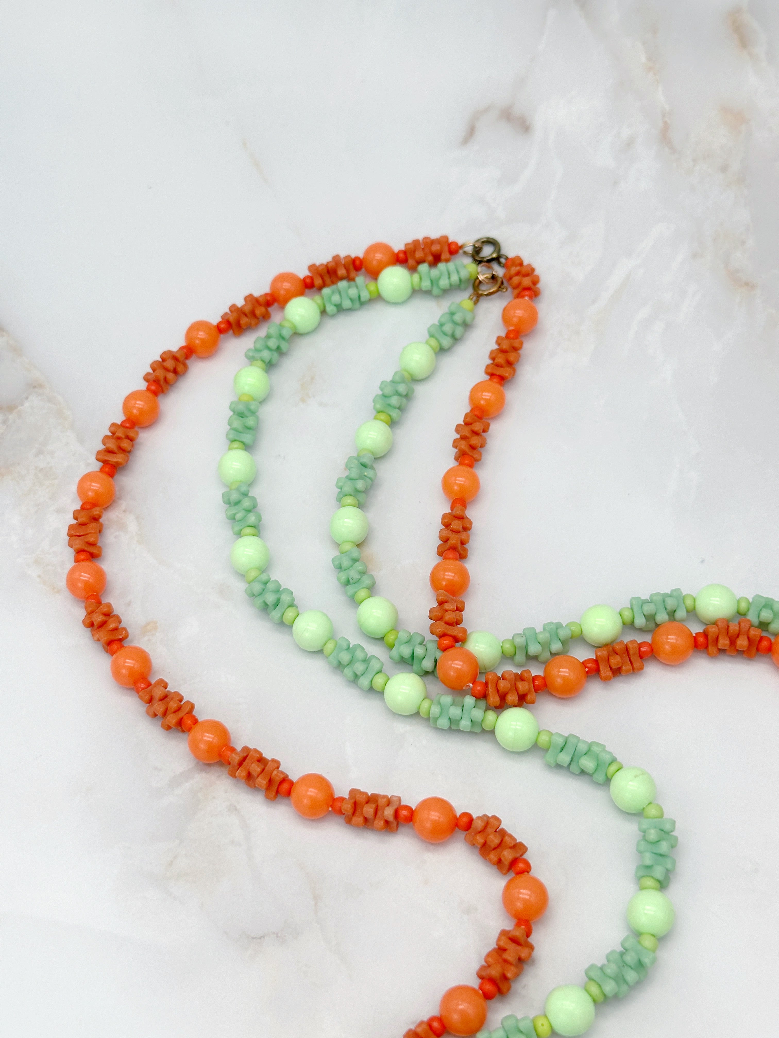 Lange Vintage Halskette mit Kugeln und Stäbchen in Orange oder Grün