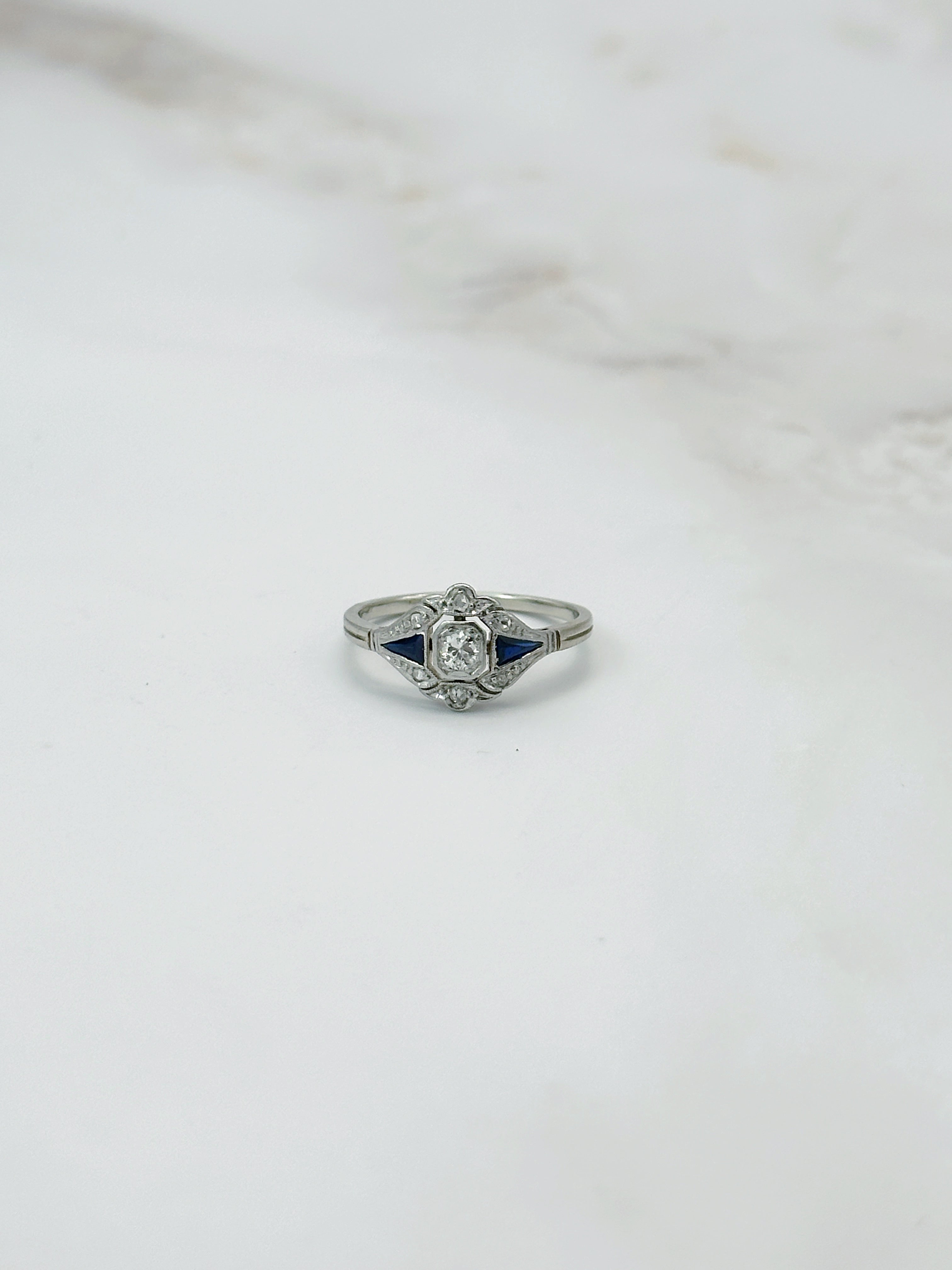 Atemberaubender Art Déco Ring in 585 Weißgold mit Diamant und Saphiren