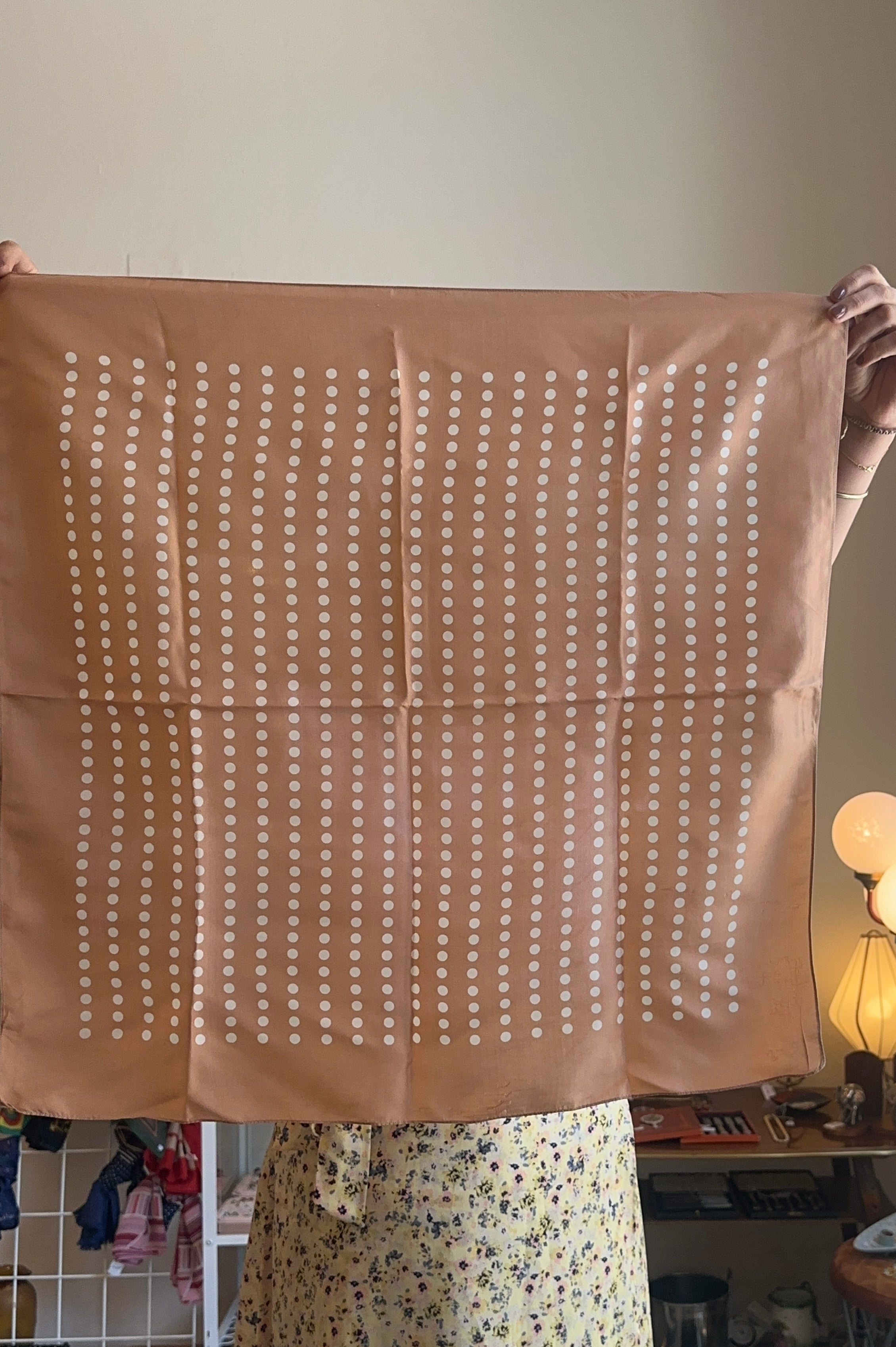 Vintage Seidentuch in Beige mit weißen Punkten