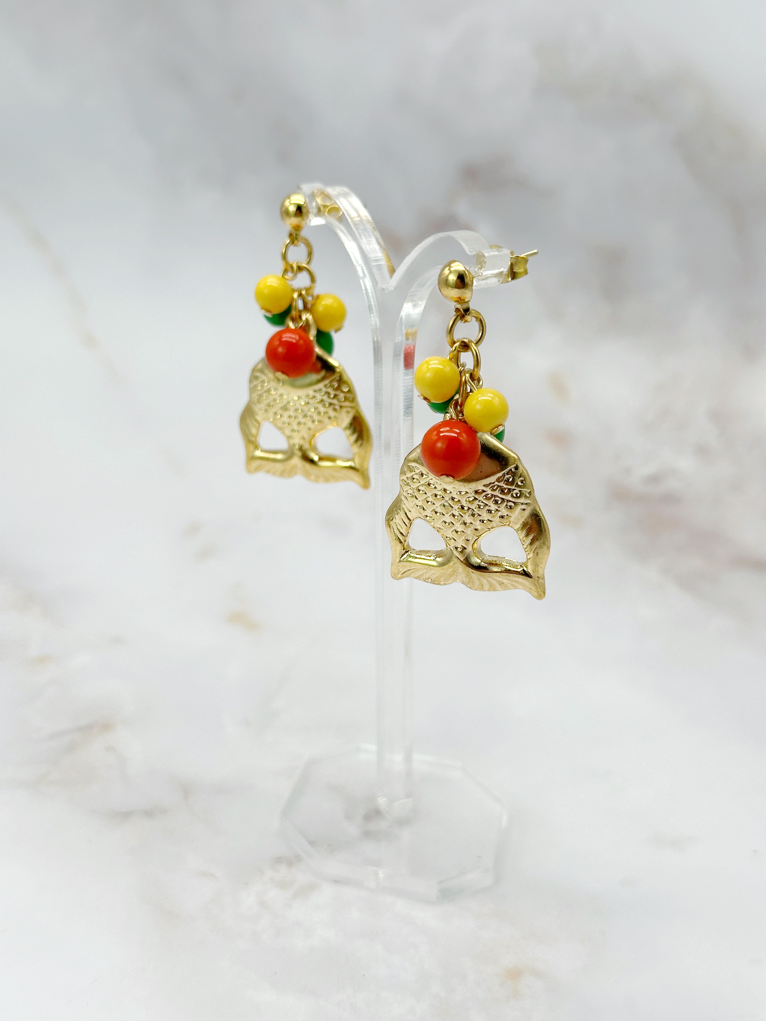 Ohrstecker mit goldfarbenem Fisch und bunten Perlchen