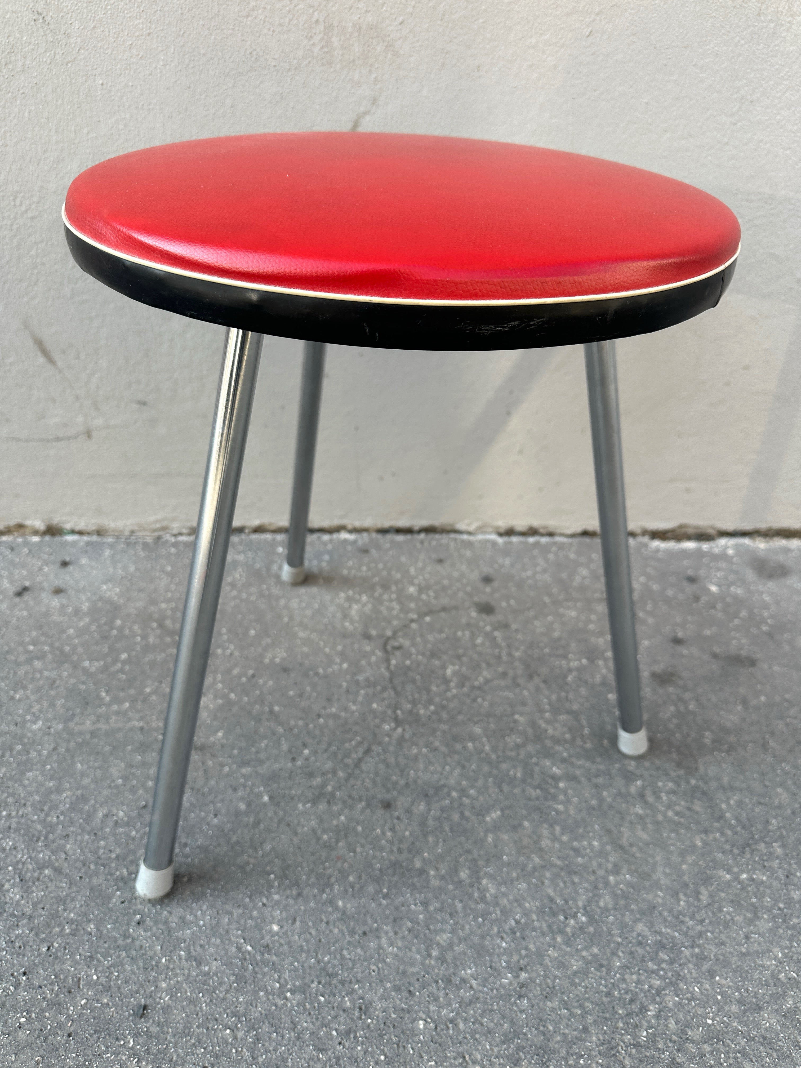 Roter retro Hocker