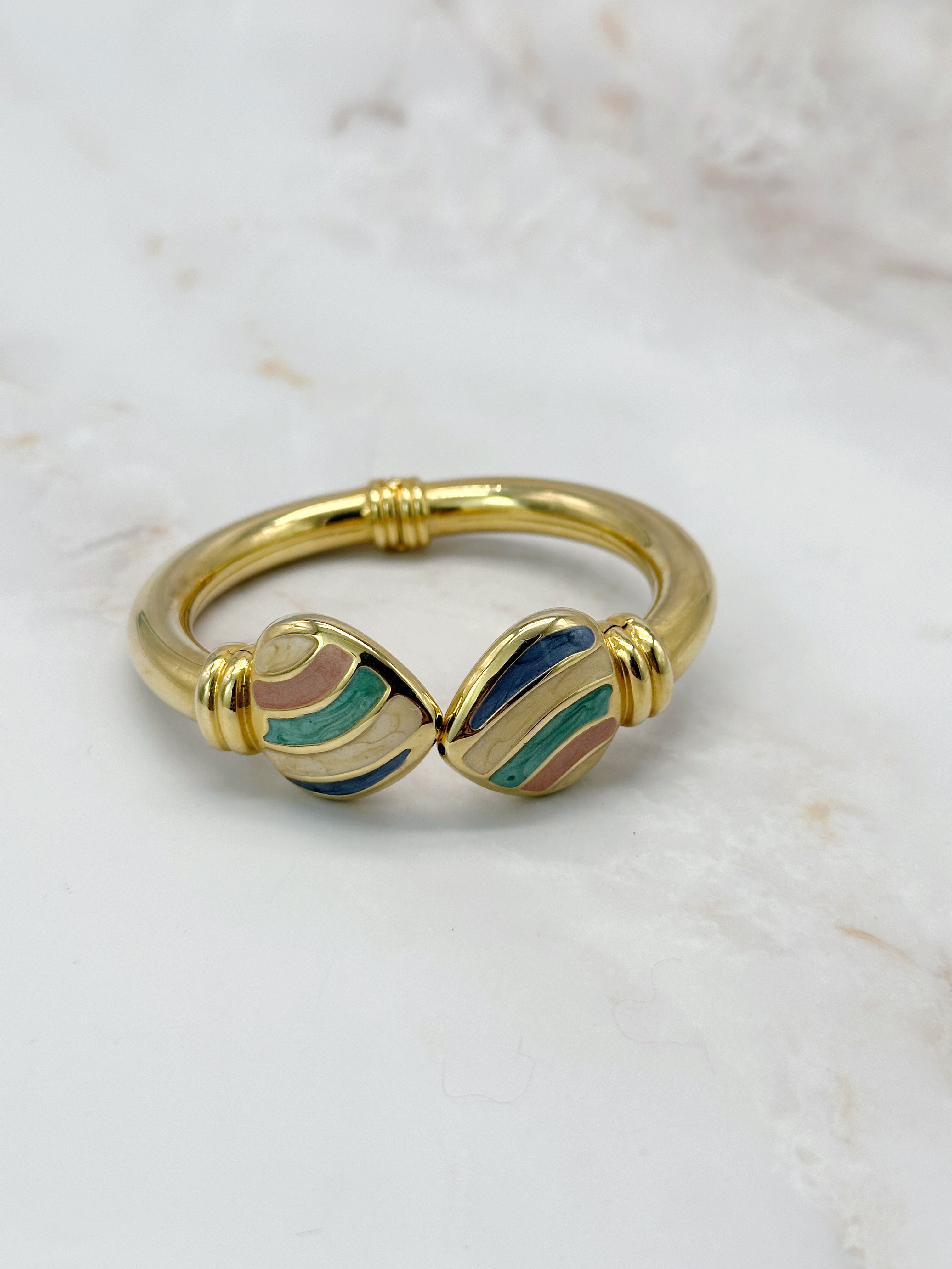 Vergoldete Vintage Armspange mit puderfarbenen Emaille-Herzen