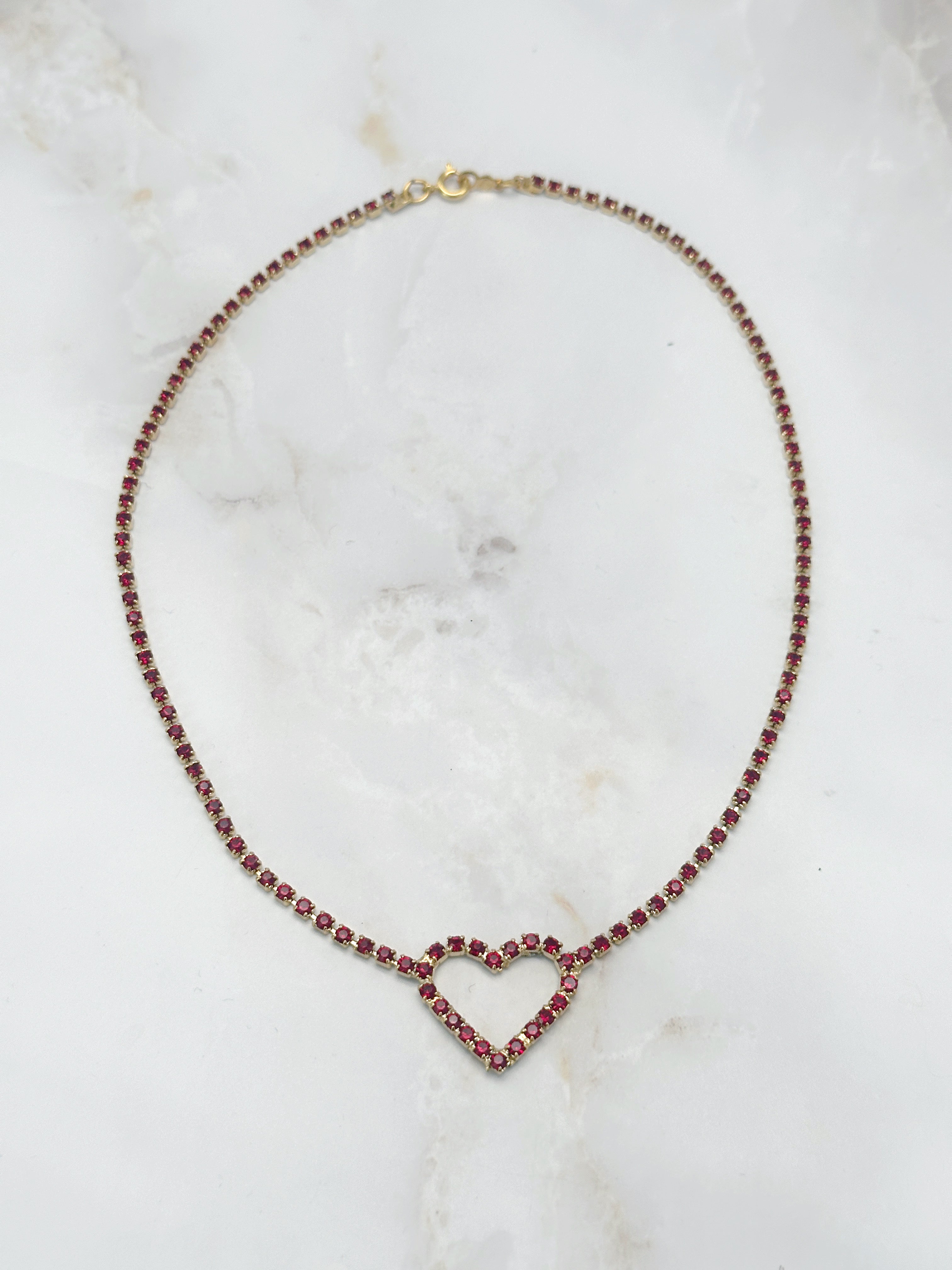 Vergoldete Vintage Halskette mit rotem Strass und Herz-Mittelstück