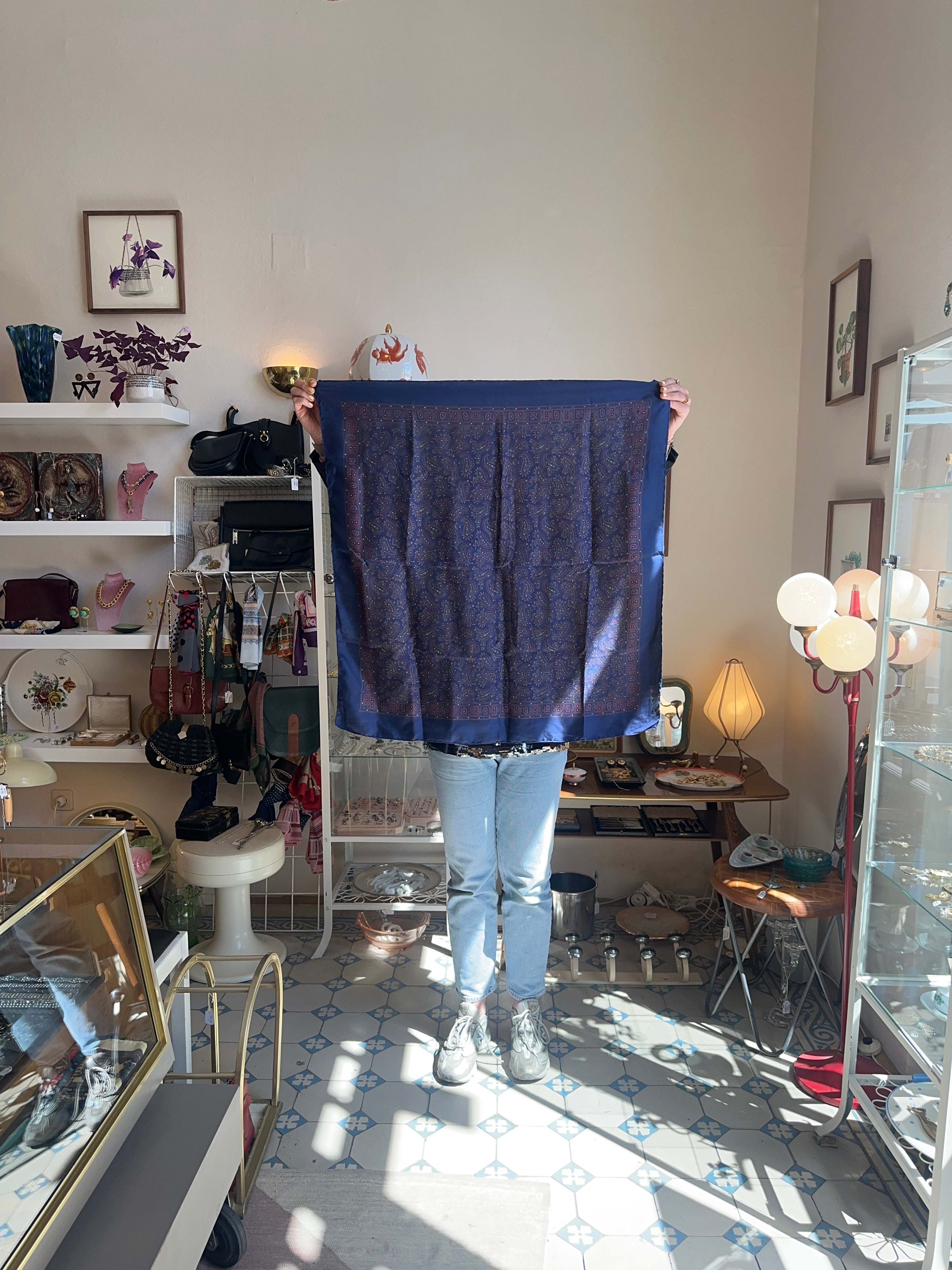 Klassisches Seidentuch mit Paisley-Muster in Dunkelblau und Rot