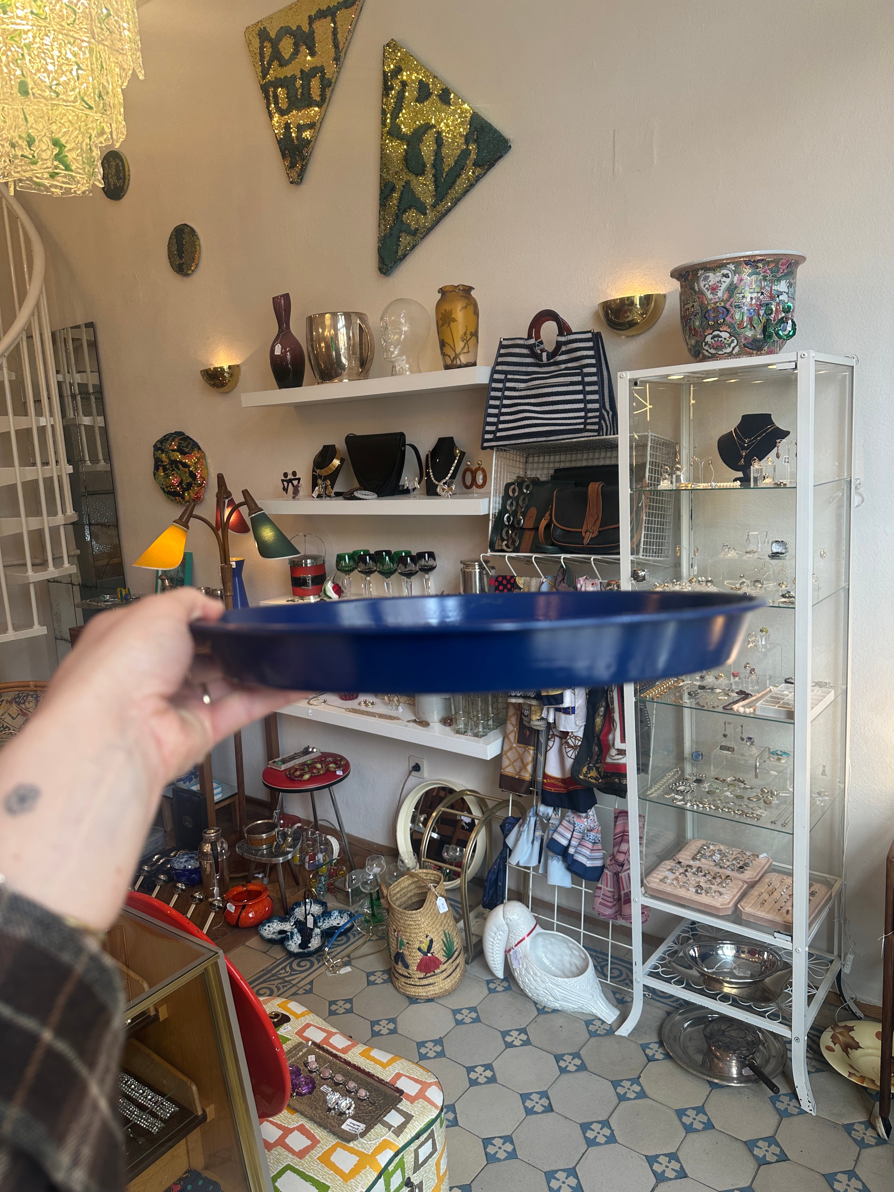 Rundes Vintage Metalltablett im Flower Power Design