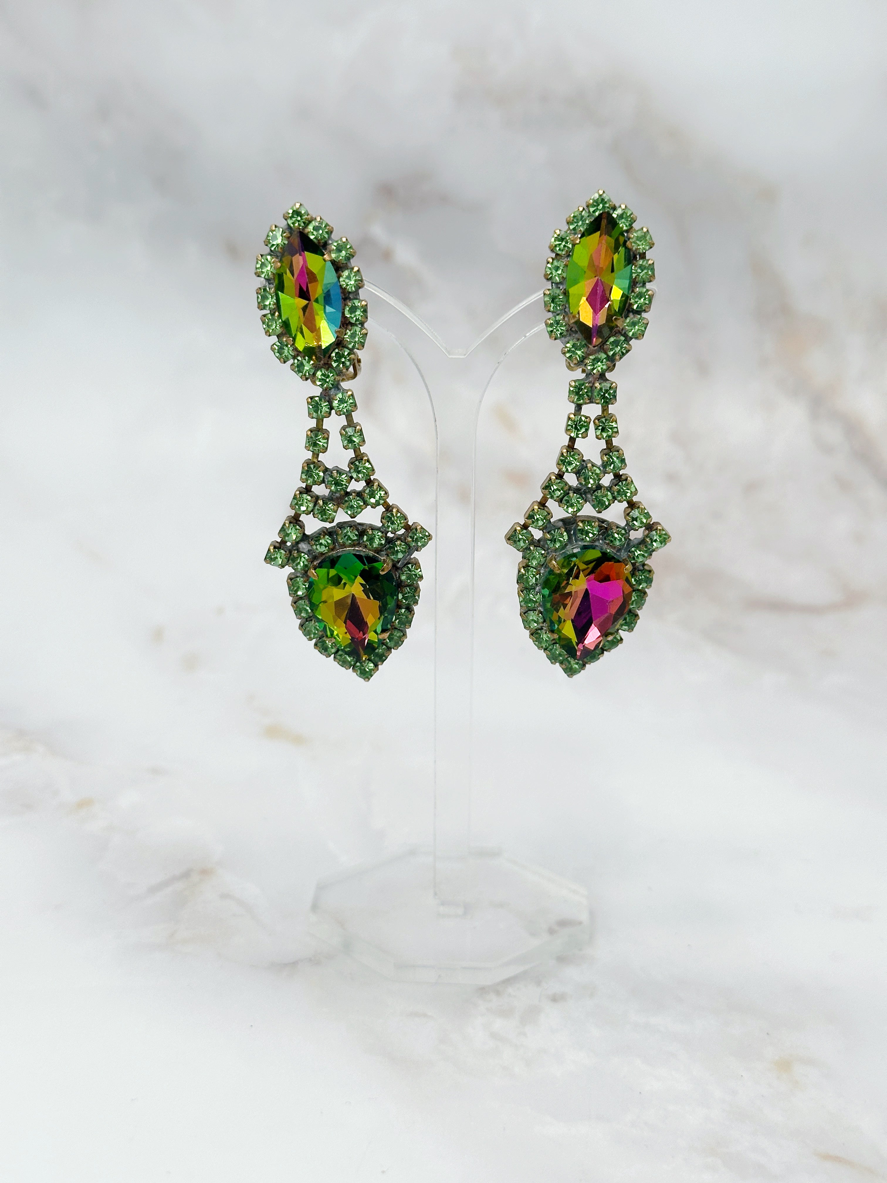 Lange Gablonzer Statement-Ohrclips mit grünem Strass und schillernden Kristallen