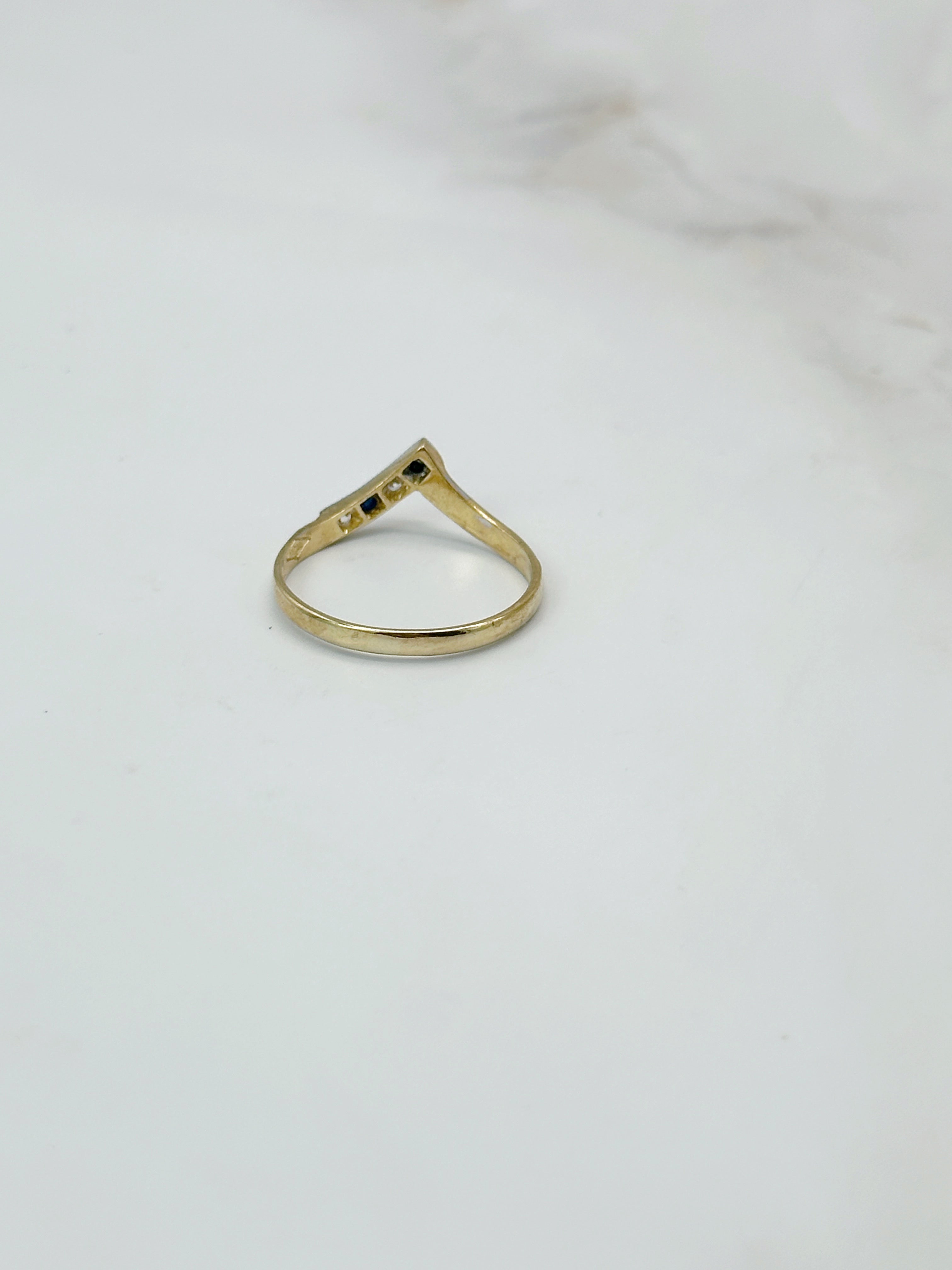 V-Ring in 750 Gelbgold mit Saphiren und Zirkonia
