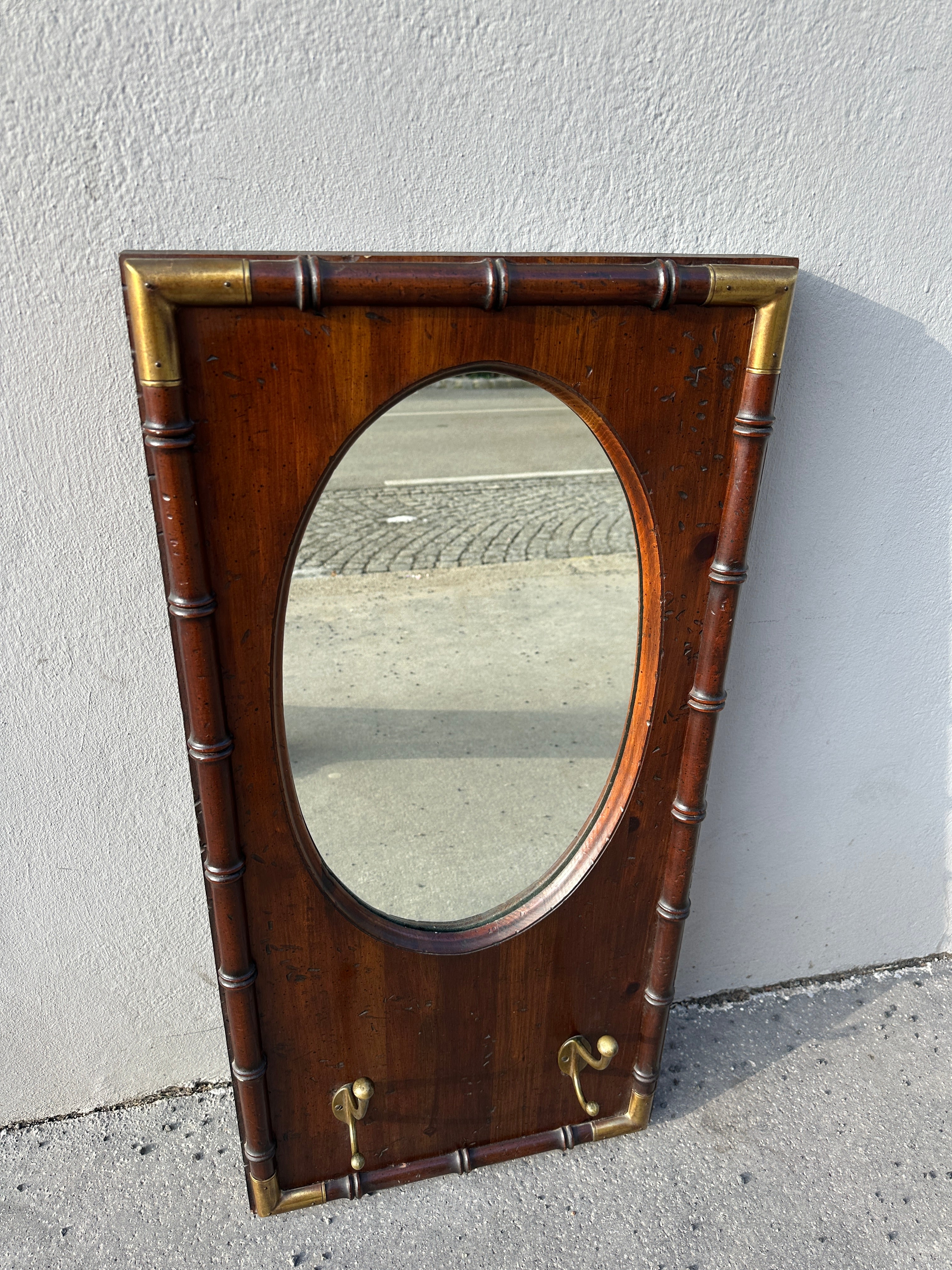 Massive Holz-Garderobe im Bambus-Look mit Spiegel und Messinghaken