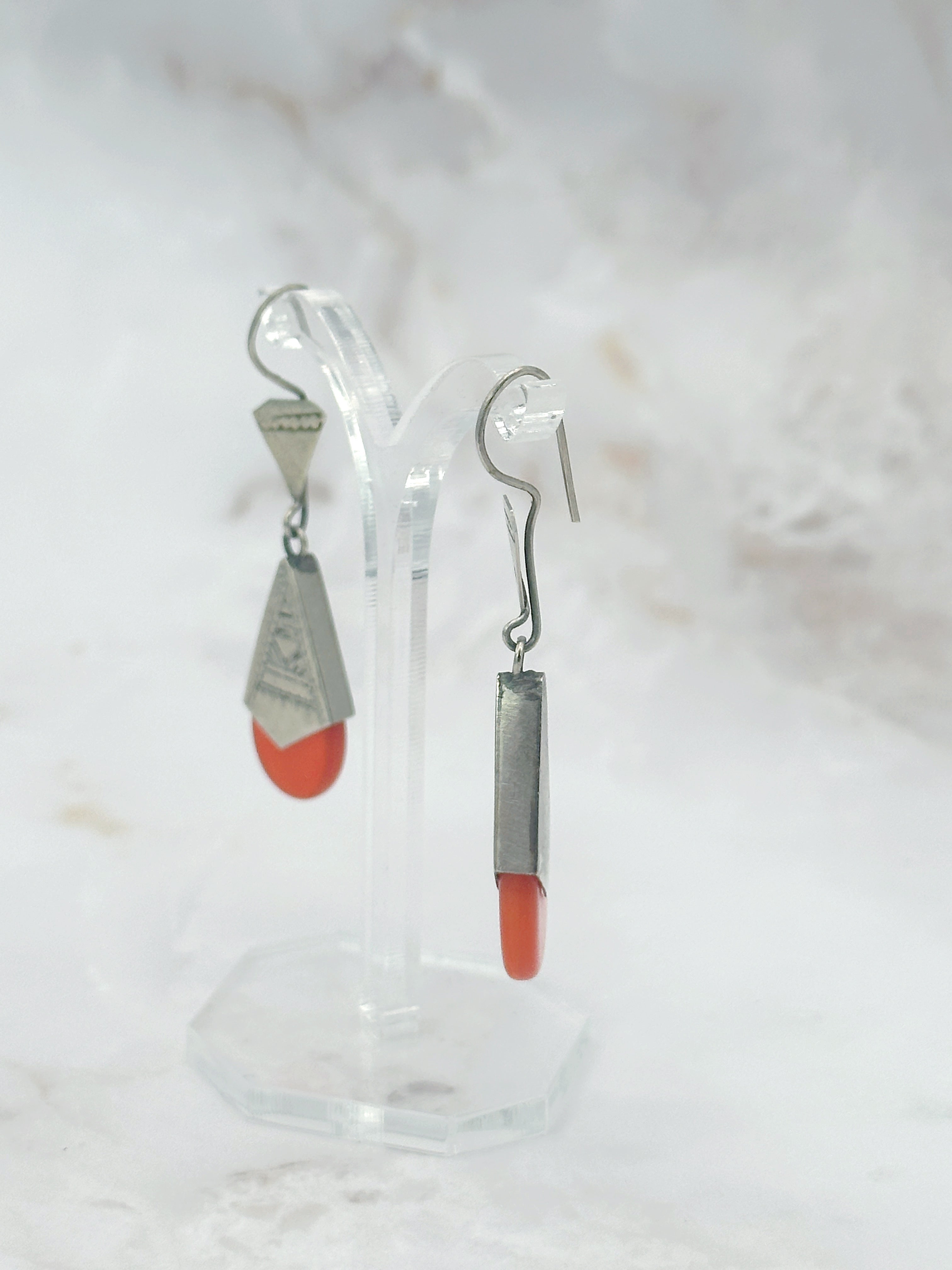 Ohrgehänge mit orangem Resin und versilbertem Metall