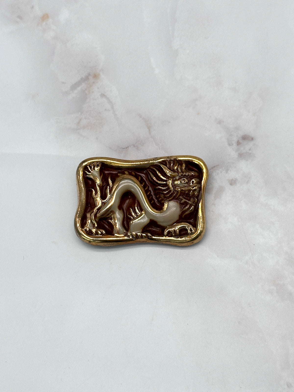 Vintage-Keramikbrosche mit chinesischem Drachen in Gold und Braun