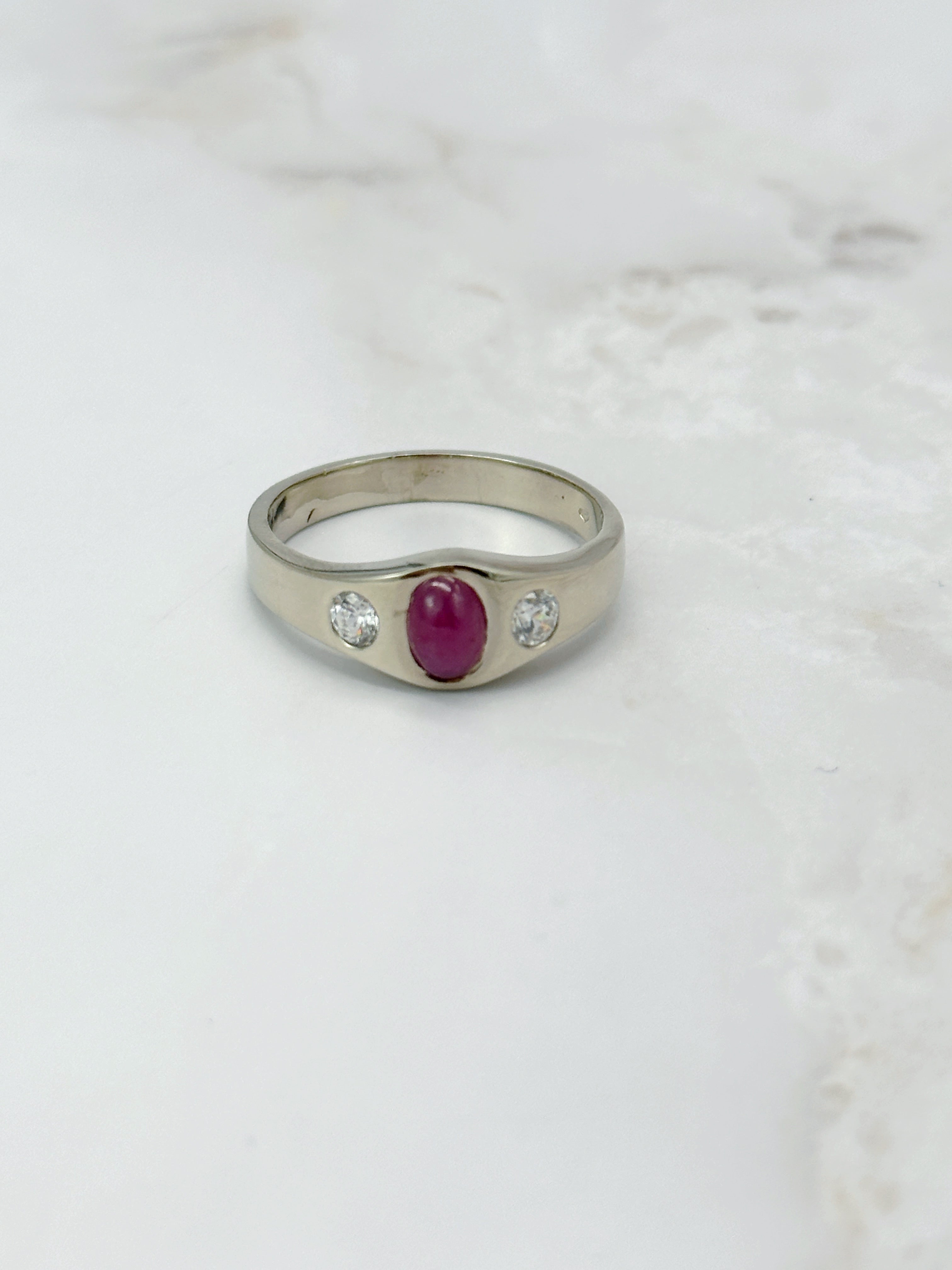 Vintage Ring in 585 Gelbgold mit Rubin-Cabochon und Zirkonia