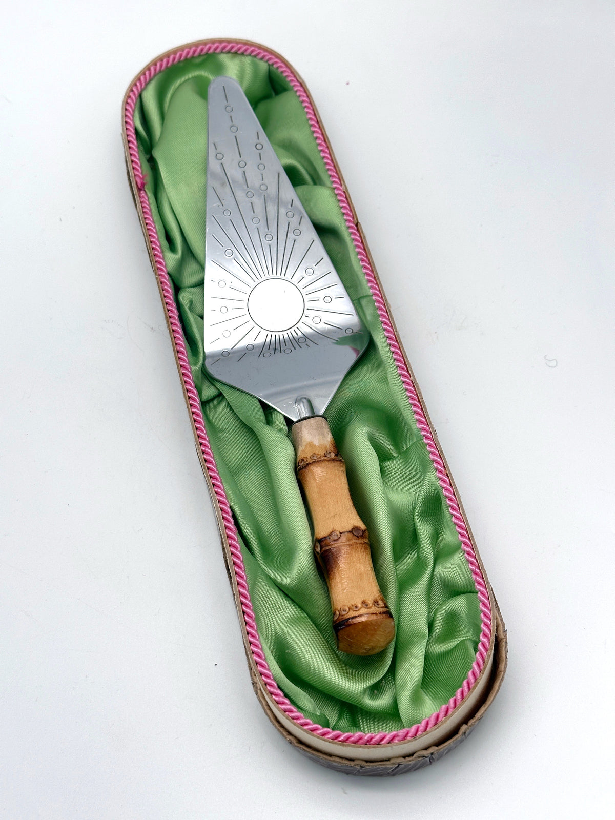 Mid-Century-Tortenheber aus Chrom mit Bambusgriff in Box um 1950