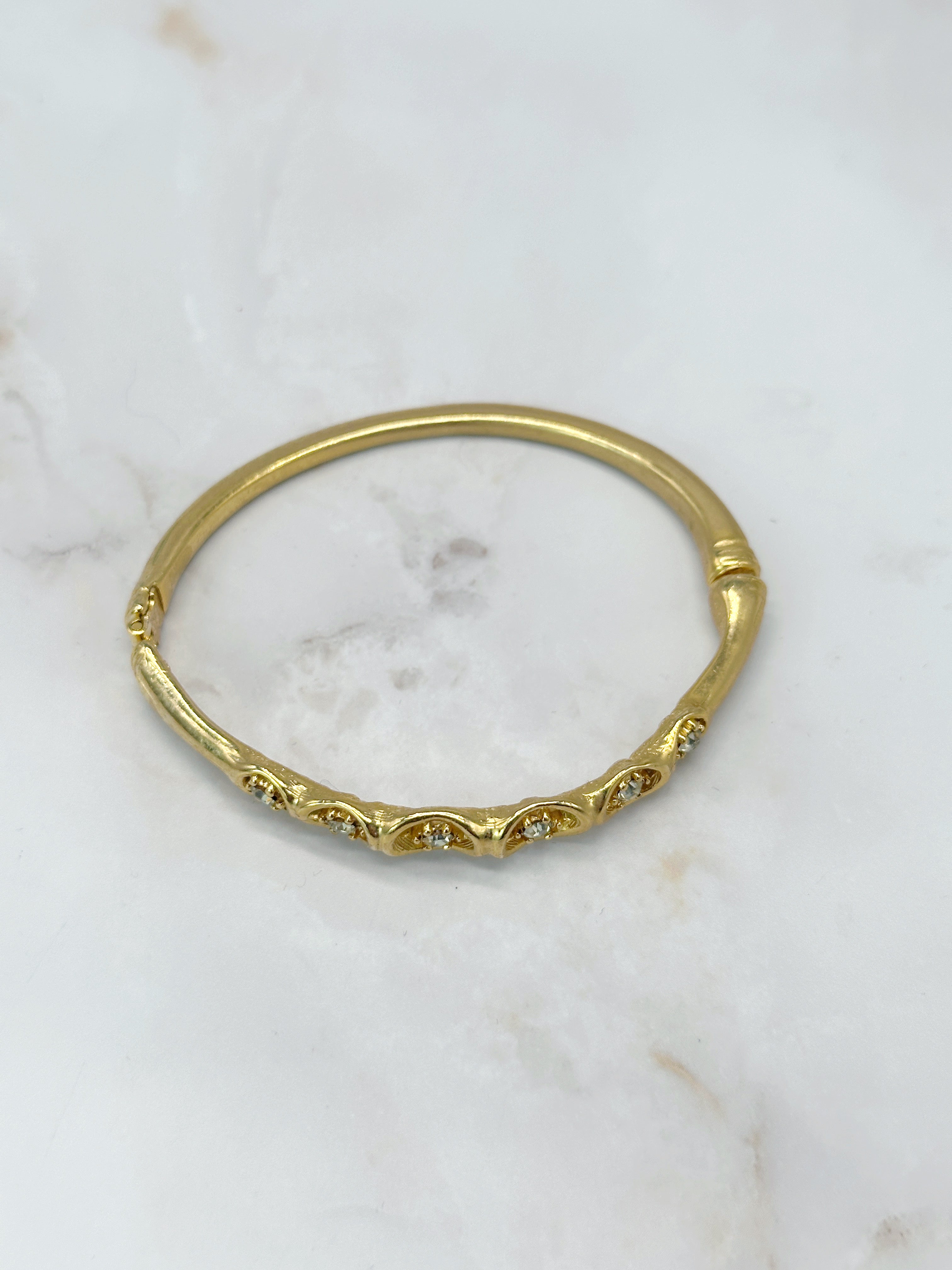 Glanzvolle Armspange im Bambus-Design mit Strass