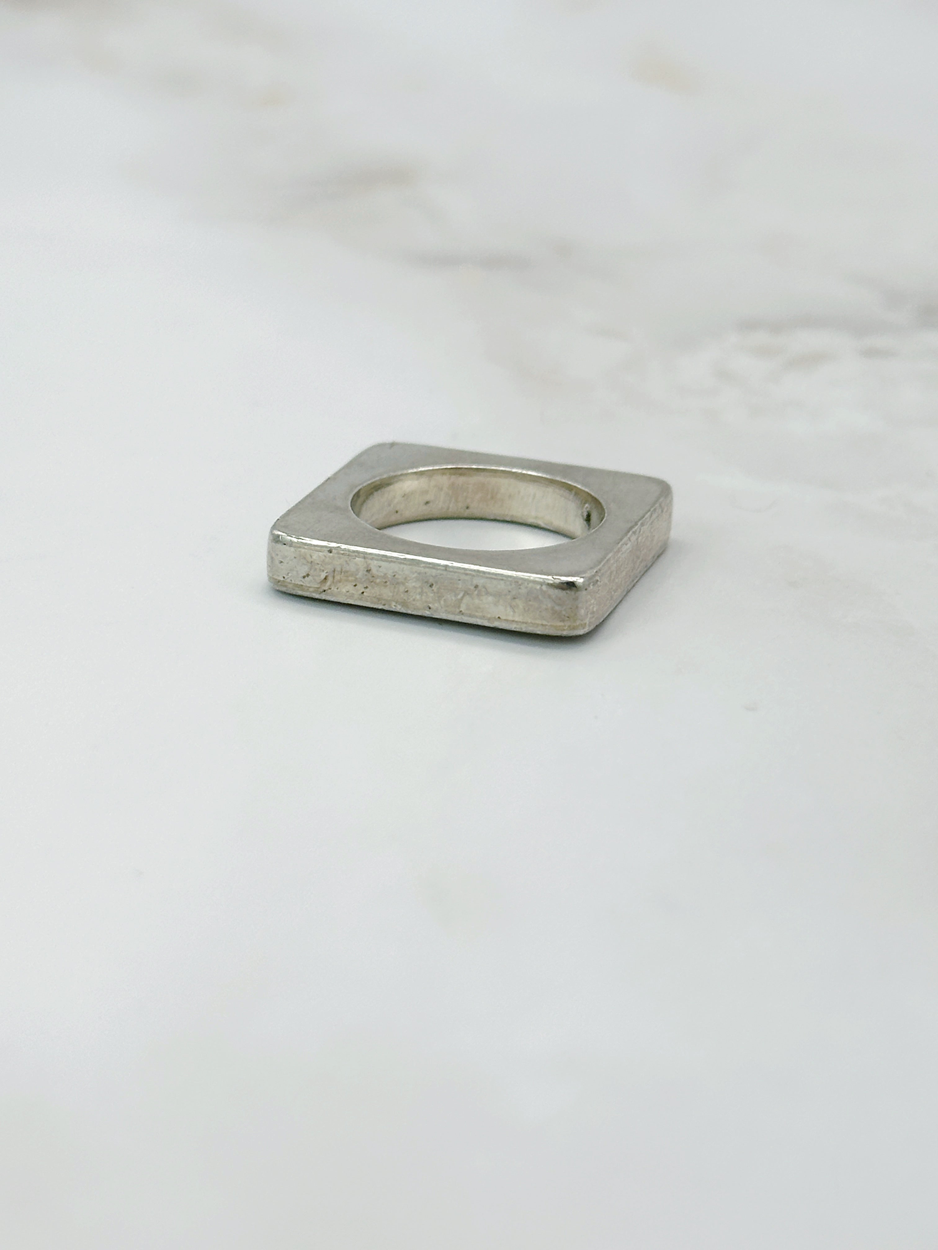 Moderner, quadratischer Ring aus 925 Sterling Silber