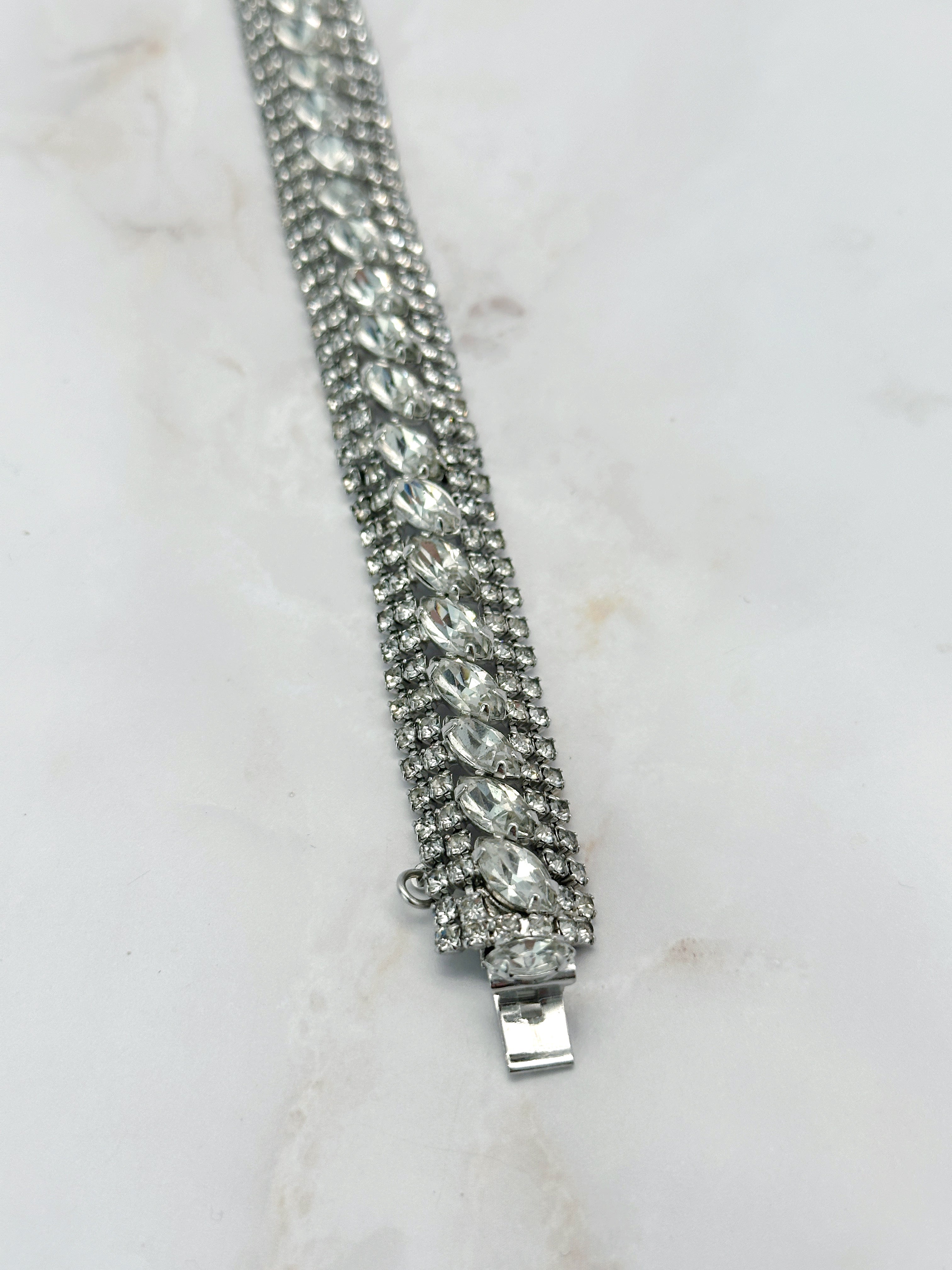 Funkelndes Vintage Strass-Armband mit Navette-Steinen & dekorativem Verschluss