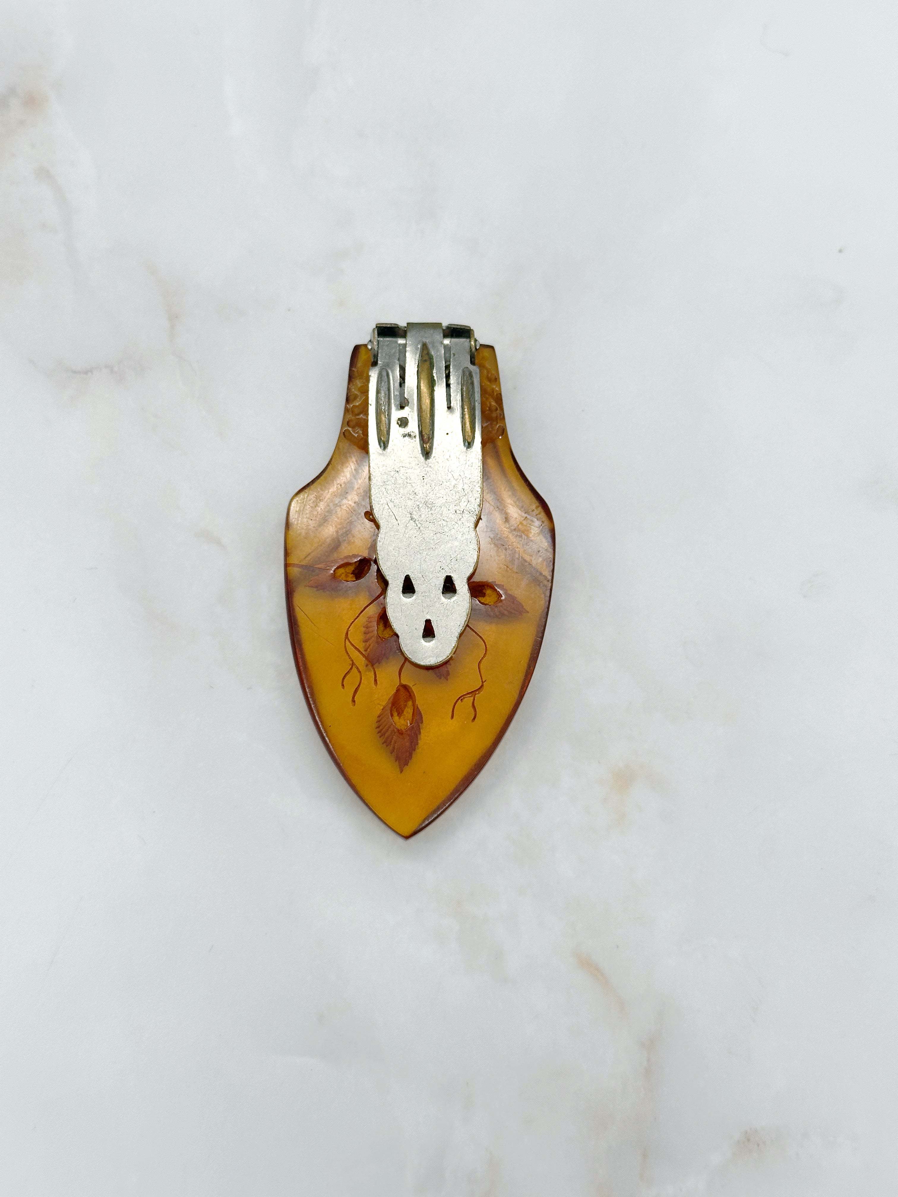 Vintage Kleiderclip aus bernsteinfarbenem Bakelit mit Rosenmotiv