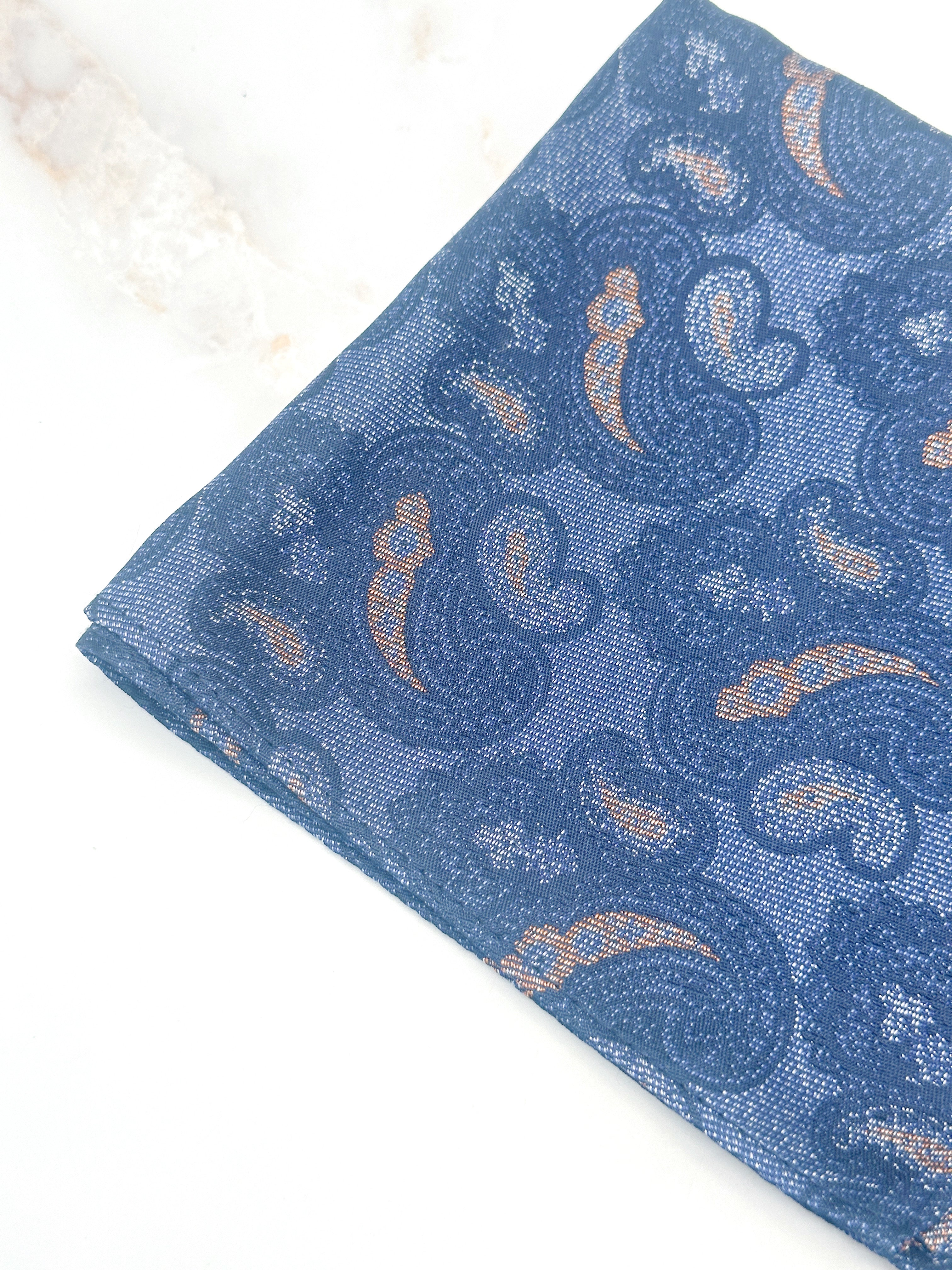 Einstecktuch aus Seide mit großem Paisley-Muster in Dunkelblau und Orange