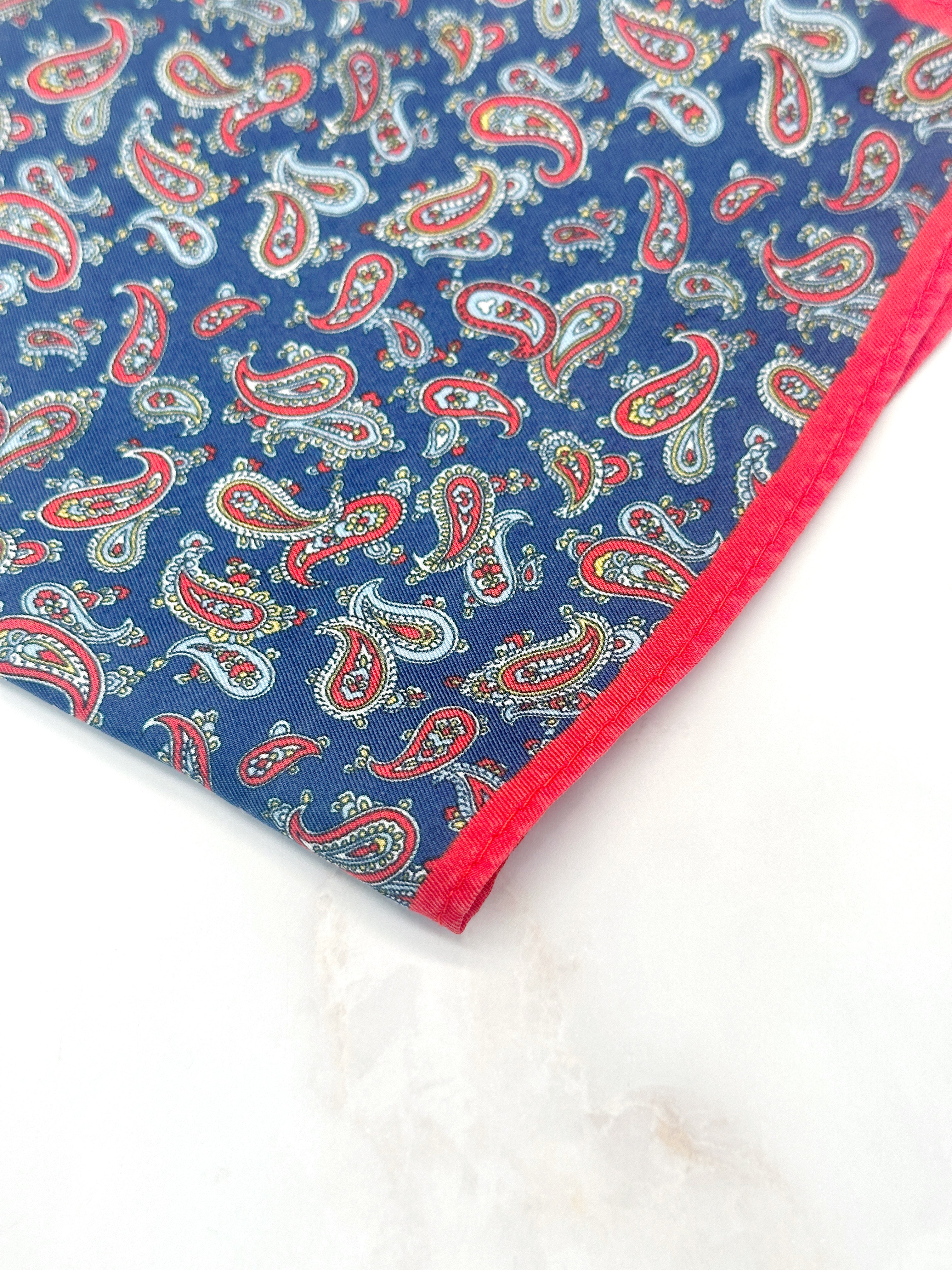 Einstecktuch aus Seide mit Paisley-Muster in Rot und Blau