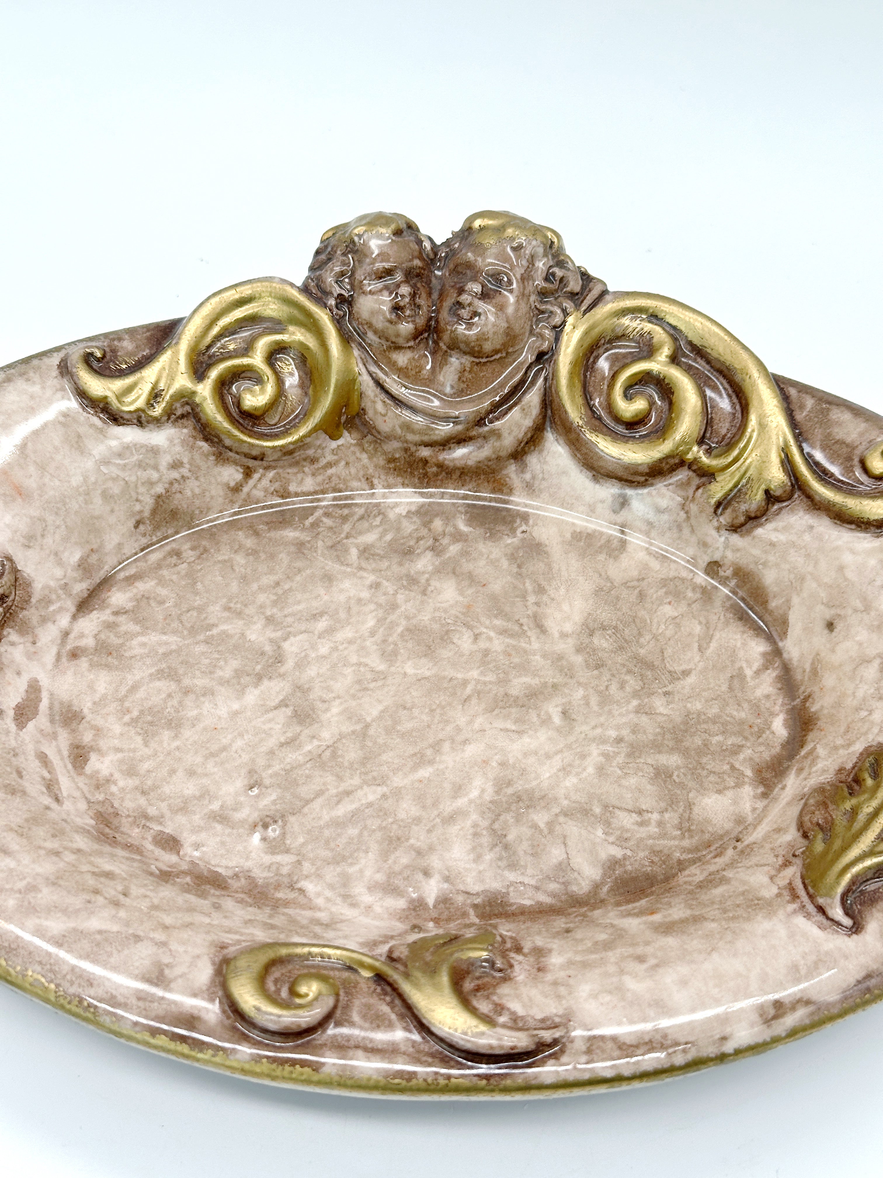 Dekorativer Zierteller mit Engelmotiv in Rosa und Gold