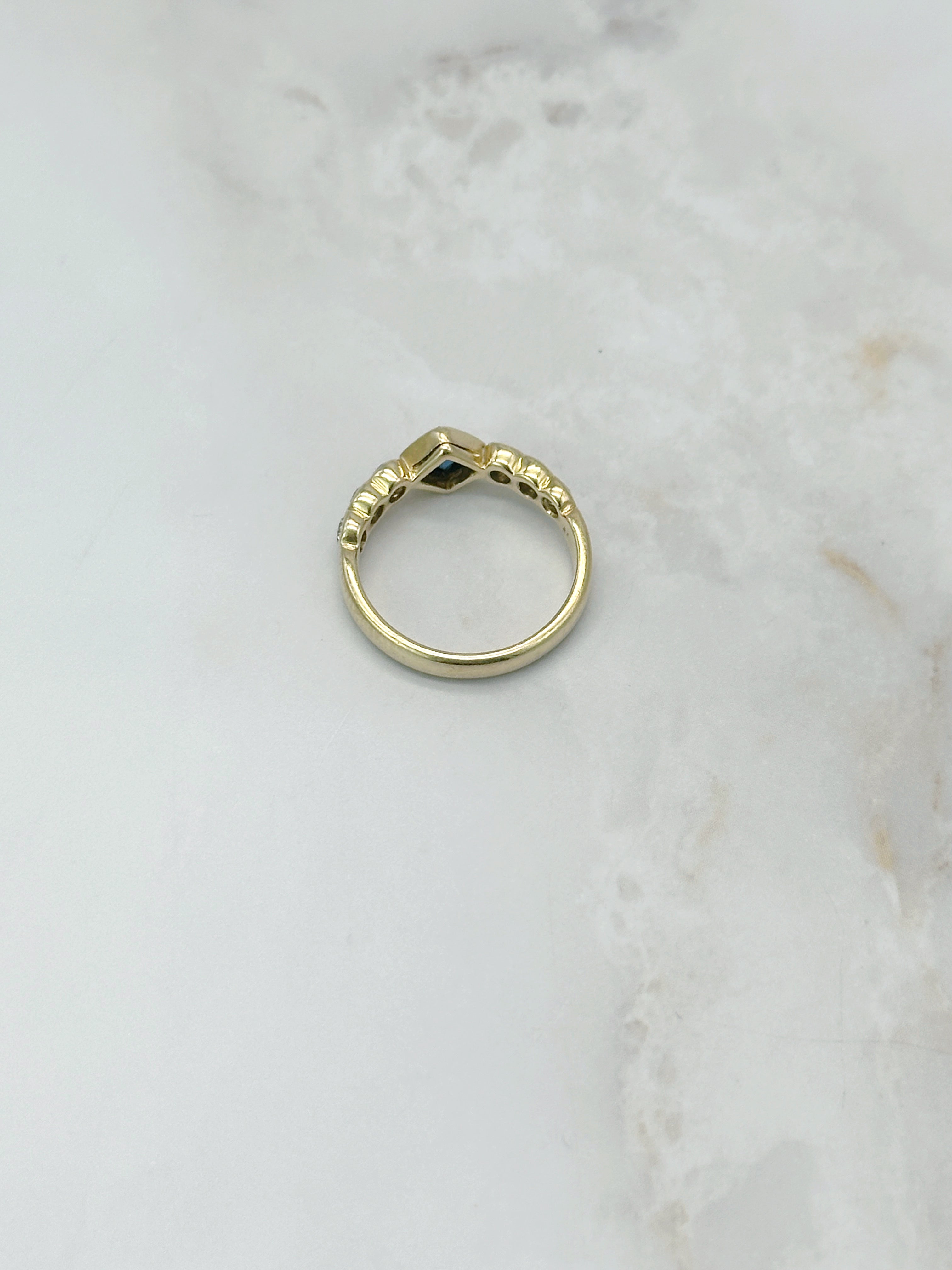 Vintage Ring in 750 Gelbgold mit quadratischem Saphir und Diamanten