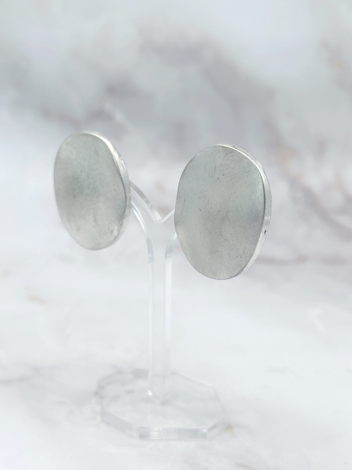 Ovale Vintage Ohrclips in mattem Silberton – klare Eleganz