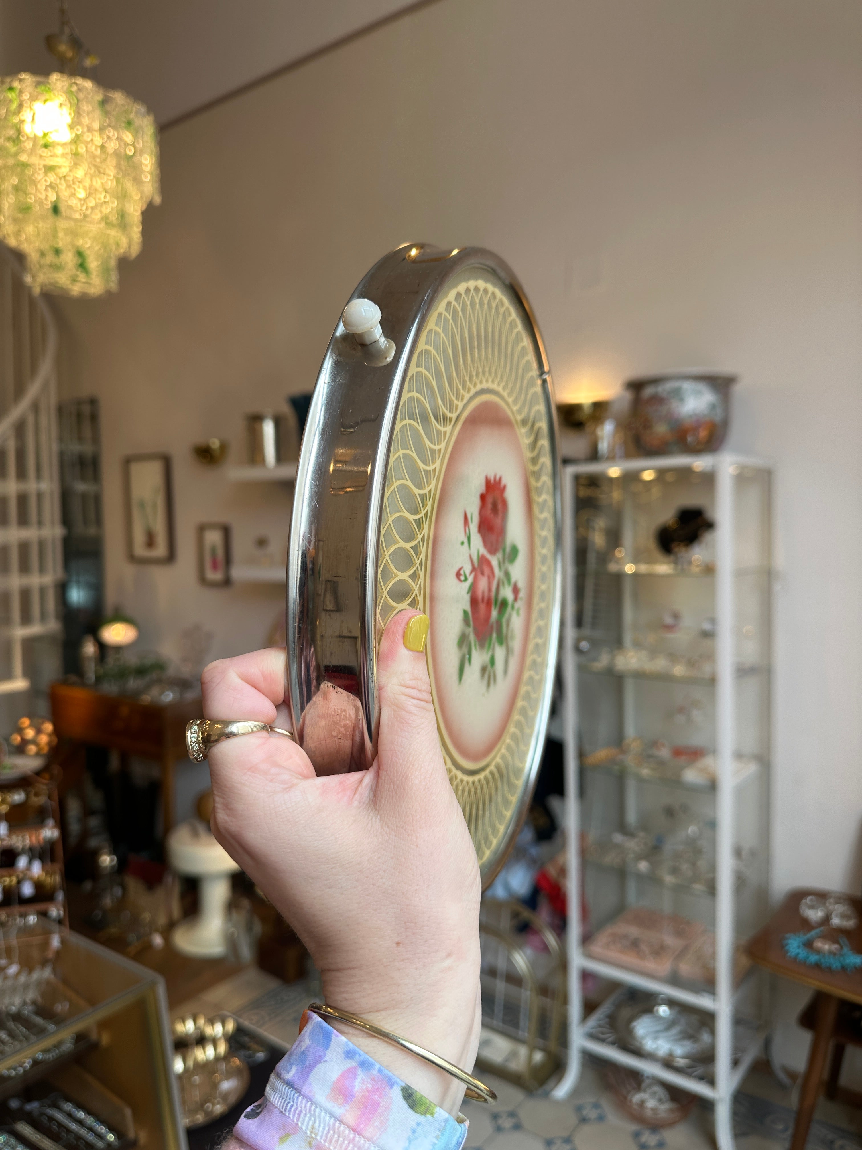 Drehbare Servierplatte aus Spiegelglas mit rotem Blumenmotiv
