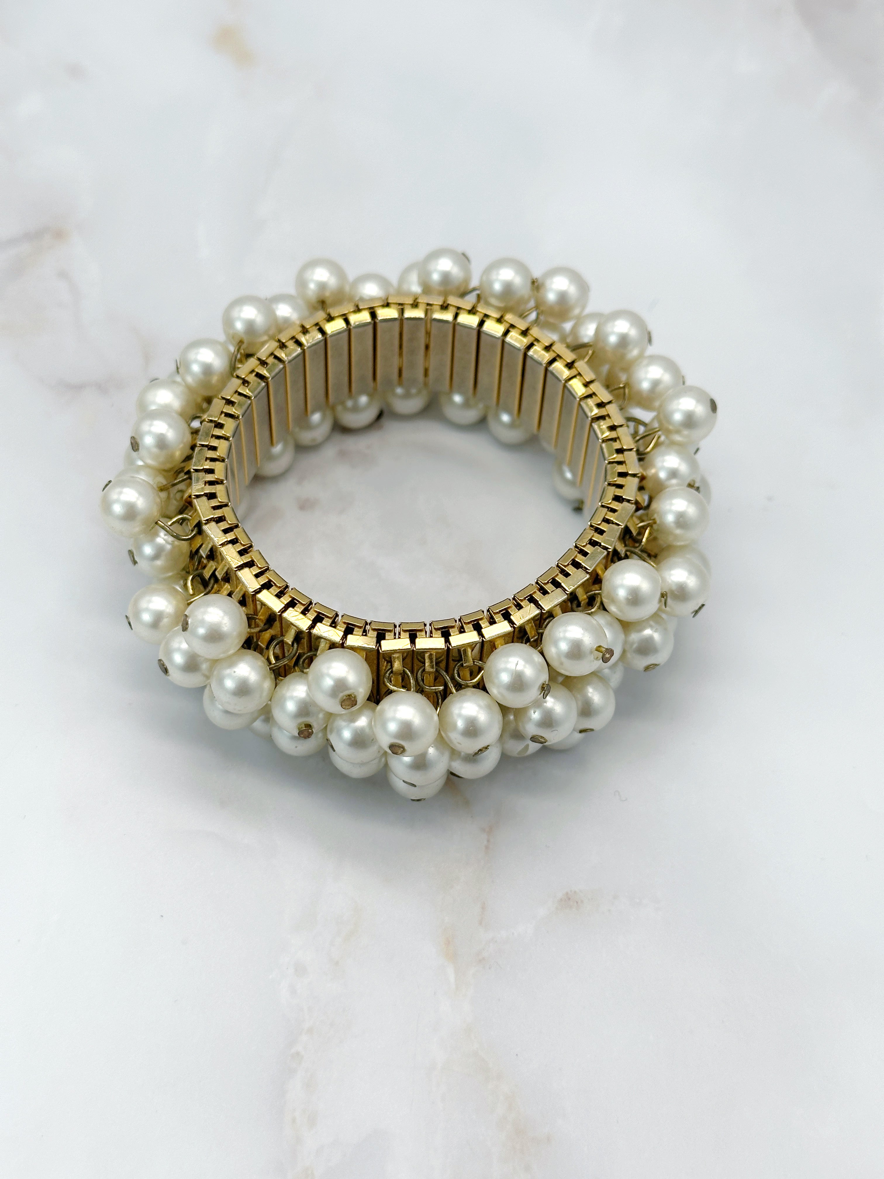 Verspieltes Vintage Cha-Cha-Armband mit Kunstperlen