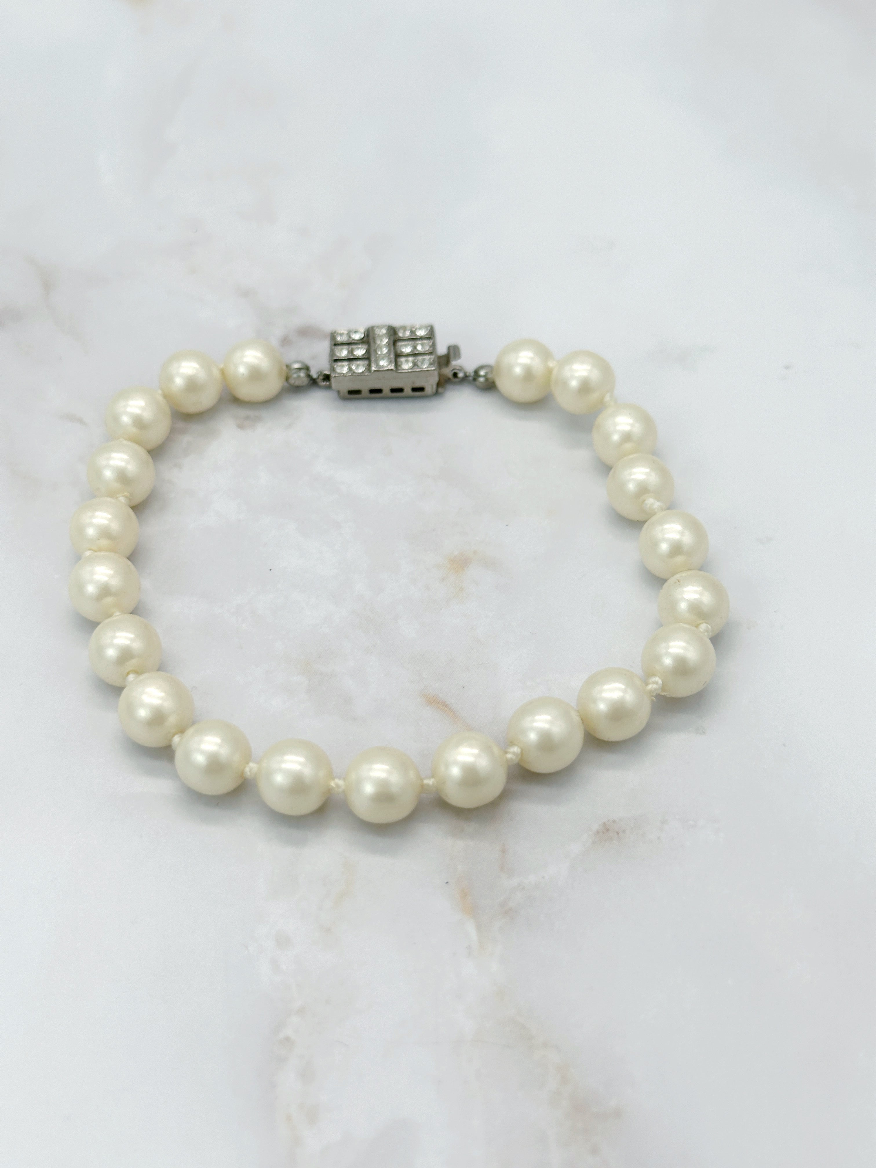Armband mit Perlenimitationen aus Japan und Strass-Schließe