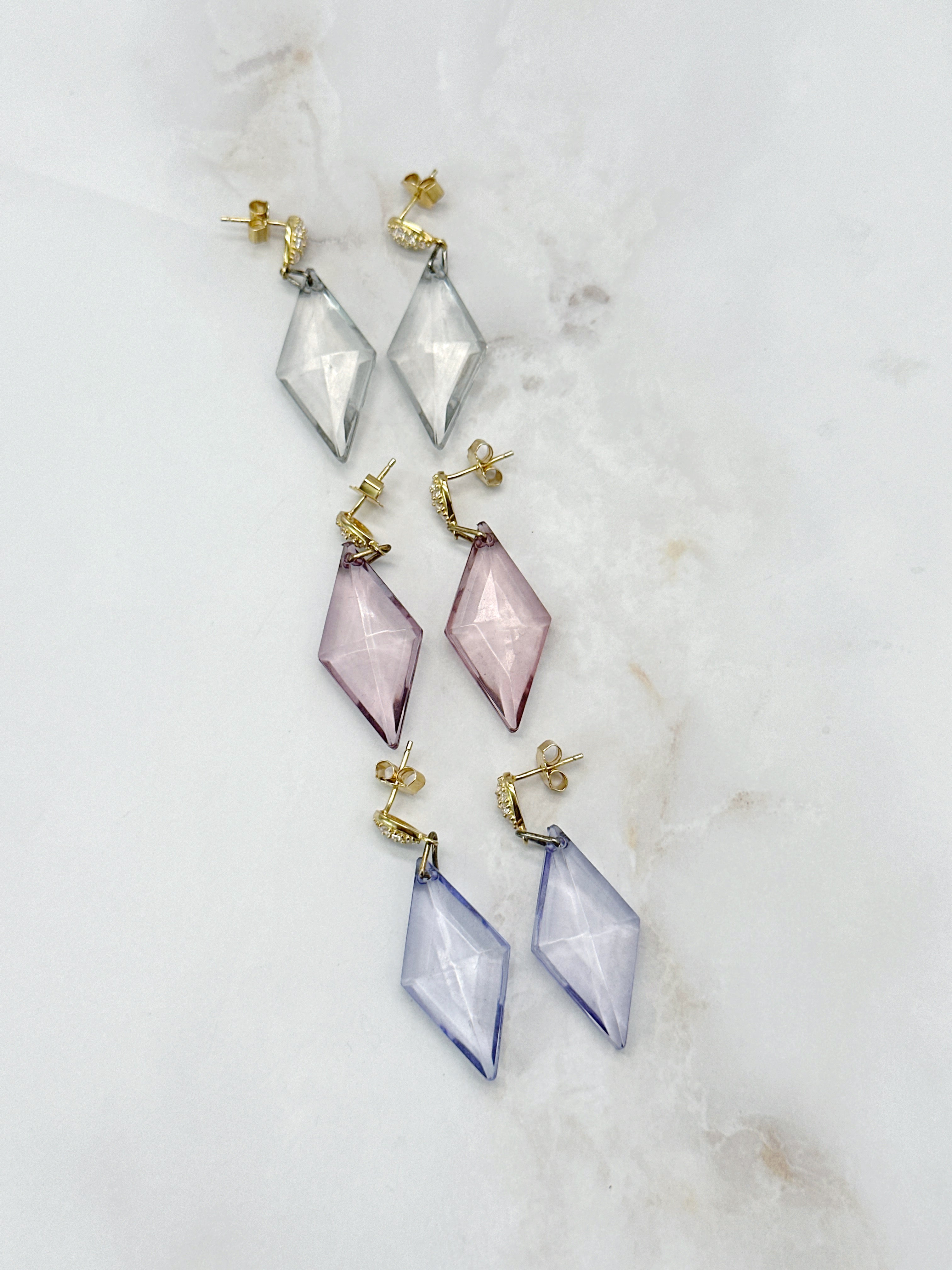 Trapezförmige Lucite Ohrstecker mit Strass und vergoldetem Silber