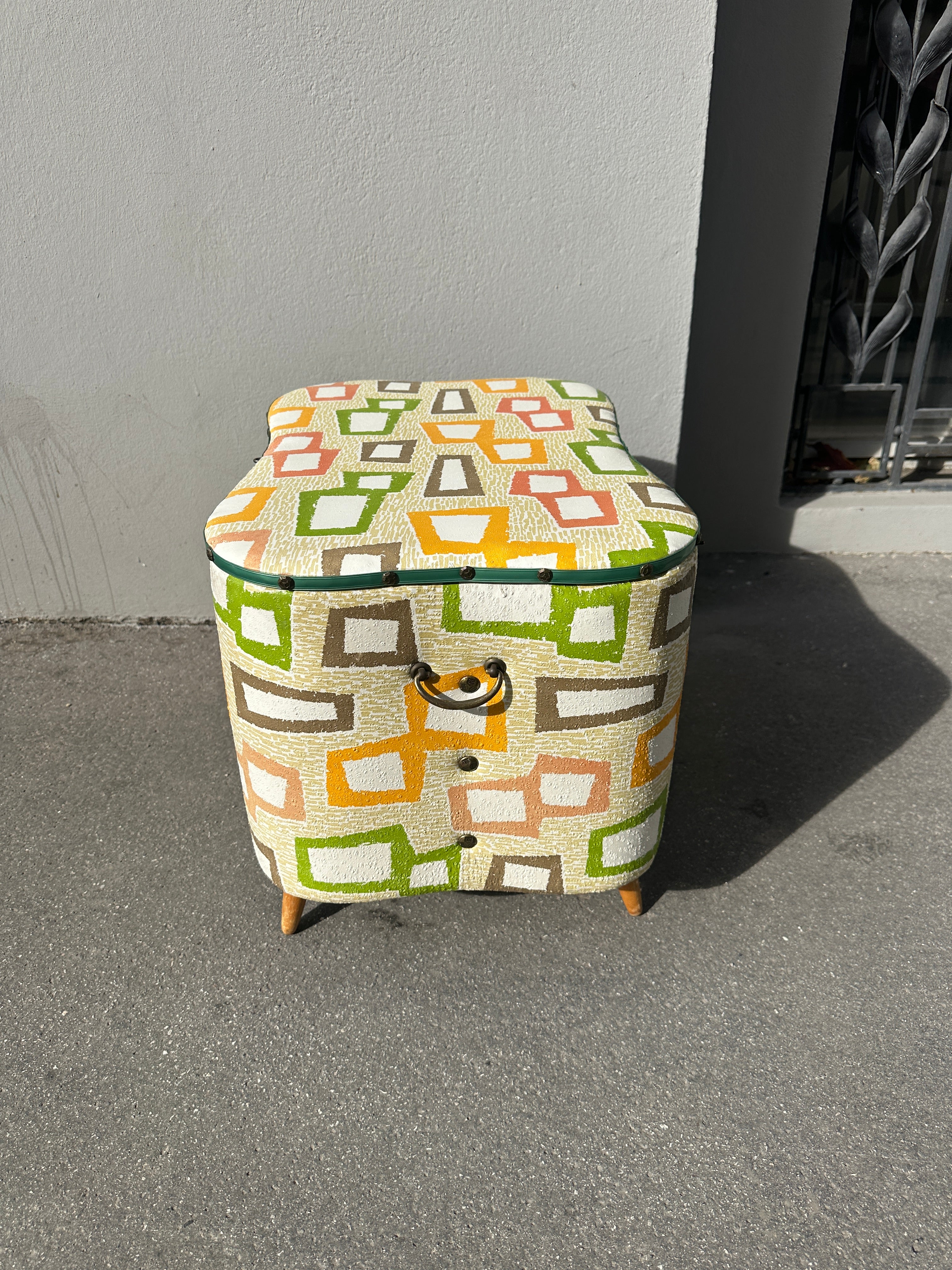 Vintage Wäschetruhe im Mid-Century Design mit Muster