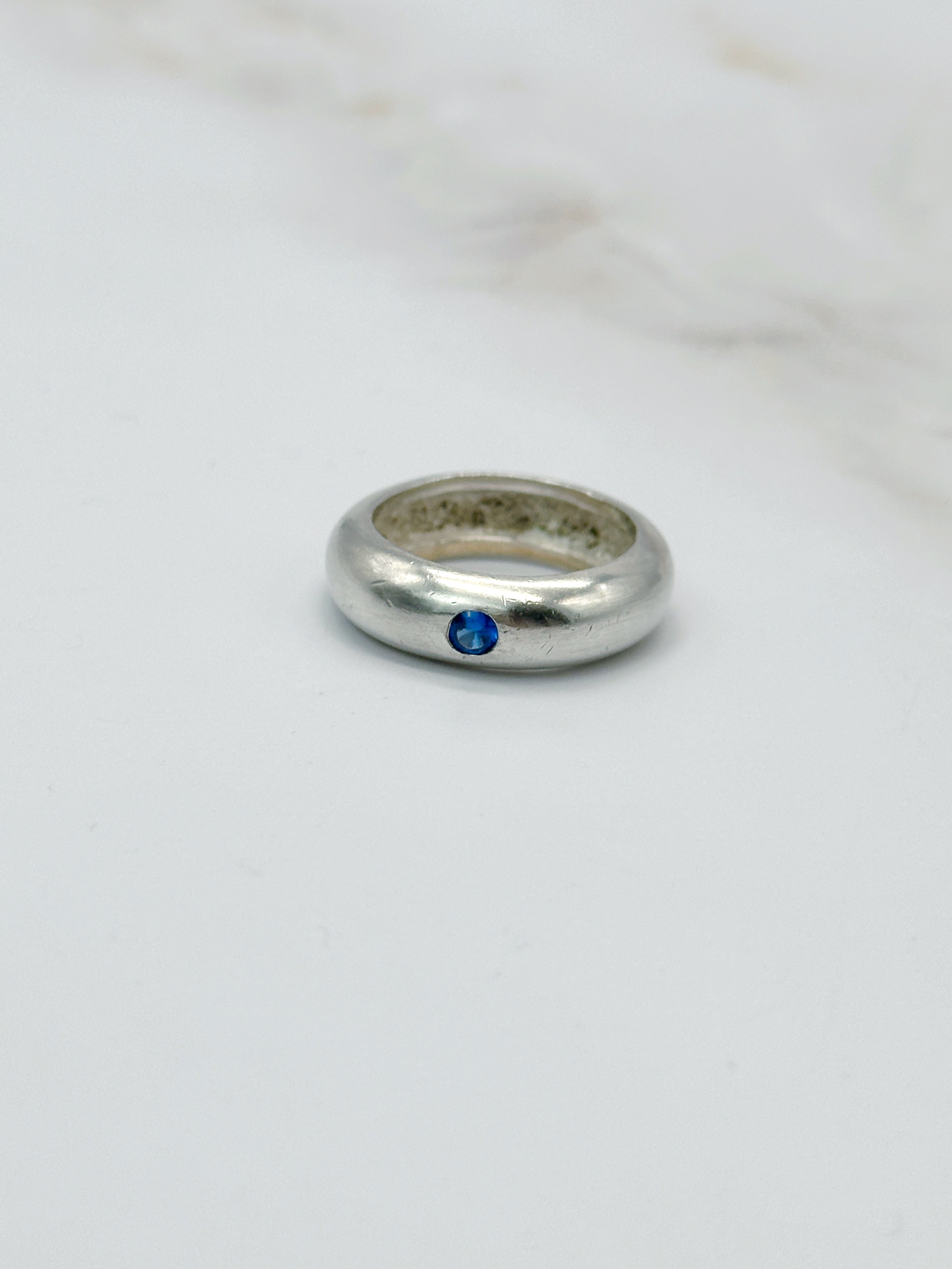 Eleganter Vintage Ring mit blauem Glasstein