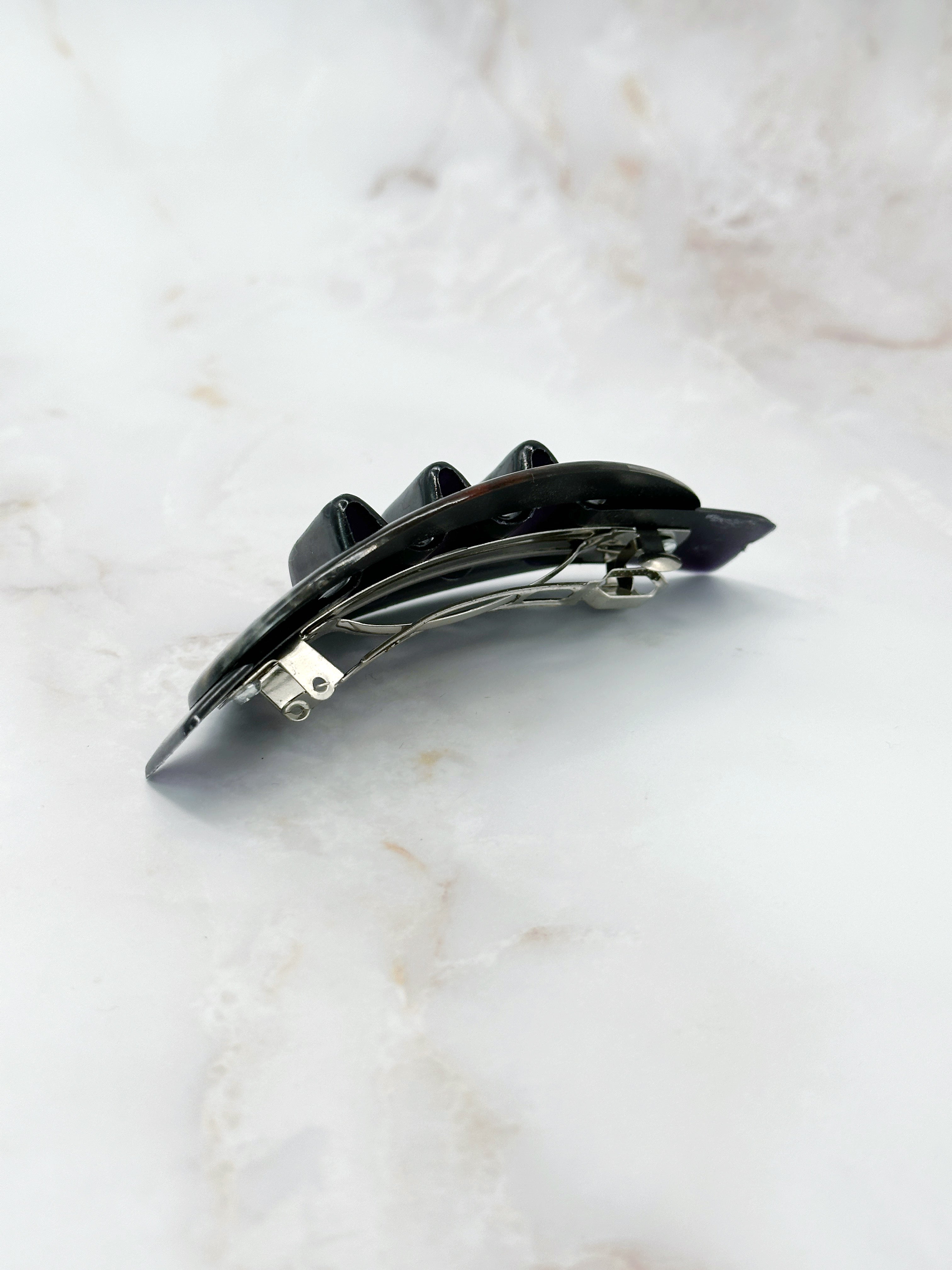 Elegant vintage hair clip oval with gold accent