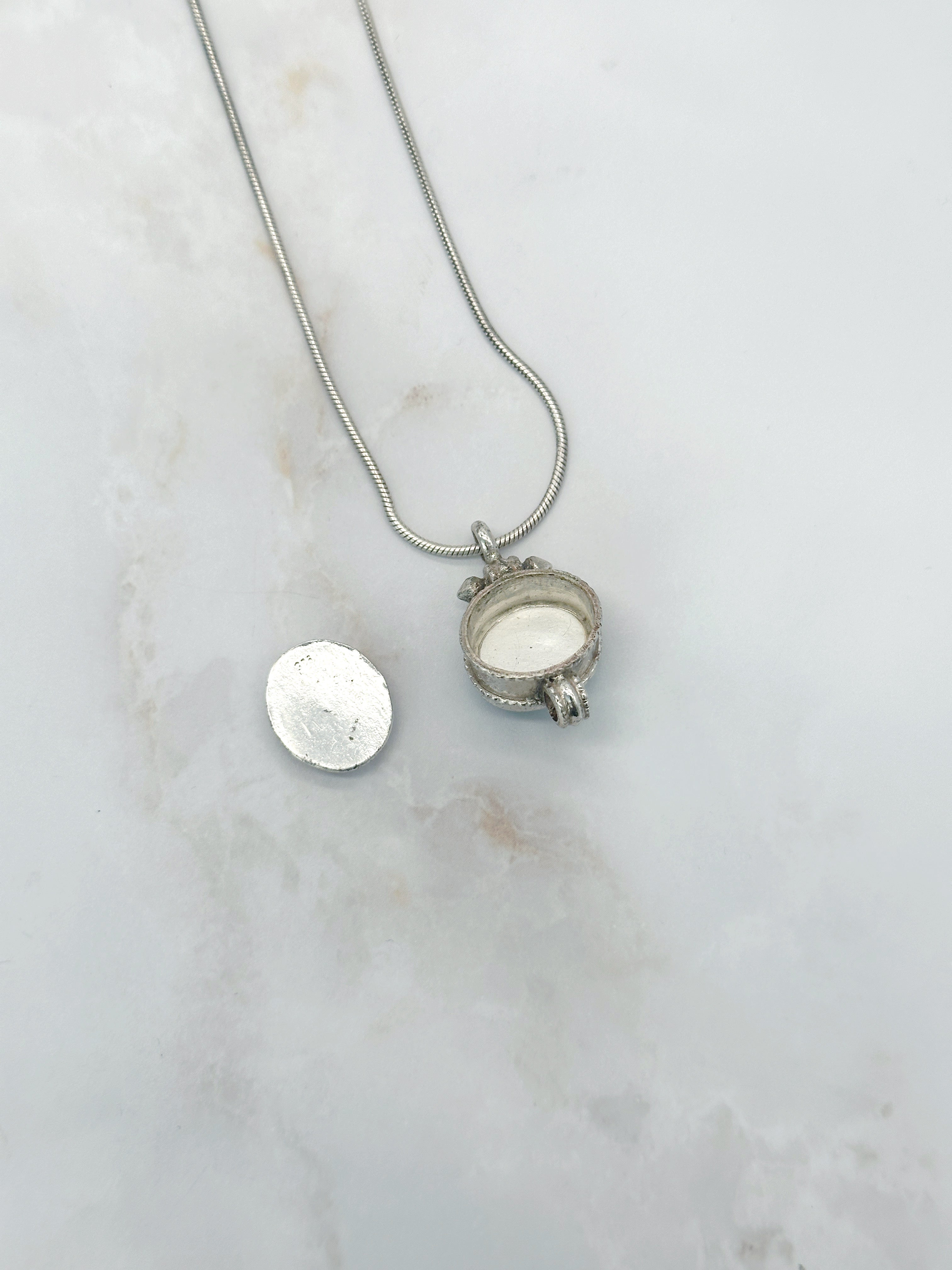 Vintage Silberne Schlangenkette mit Türkis-Anhänger im Ethno-Stil