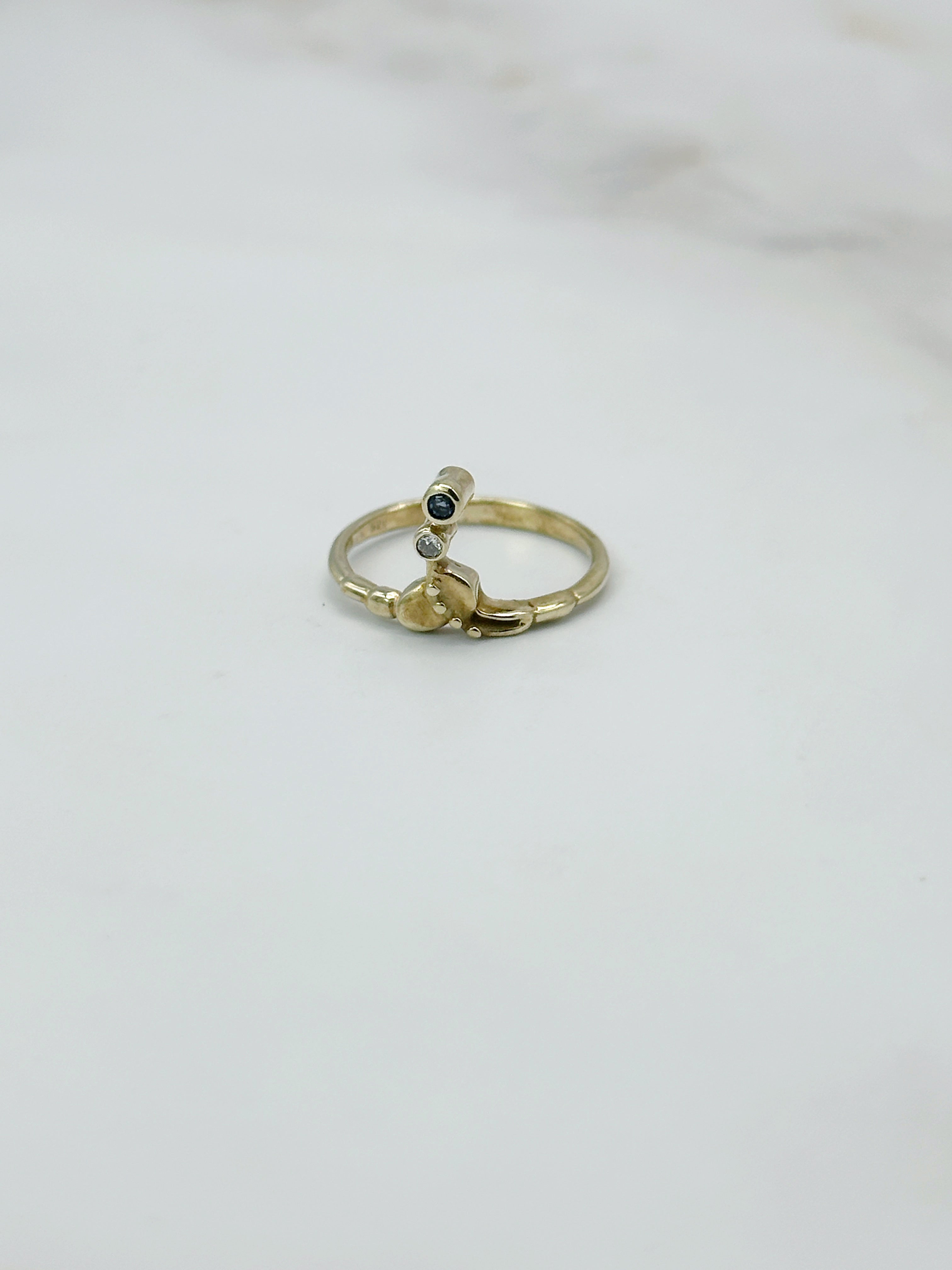 Extravaganter Design-Ring in 585 Gelbgold mit Saphir und Diamant