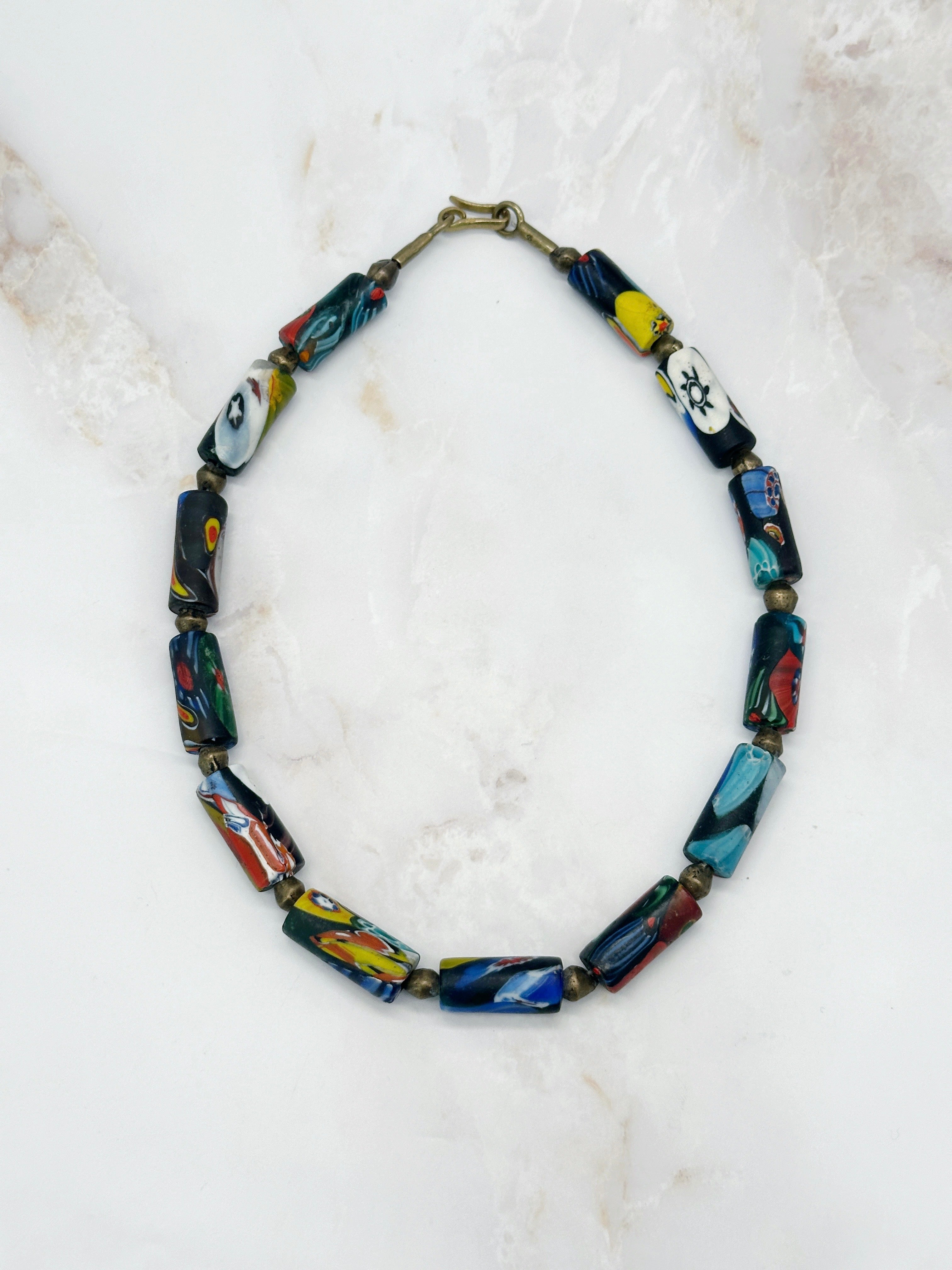Halskette mit antiken Millefiori-Glasperlen