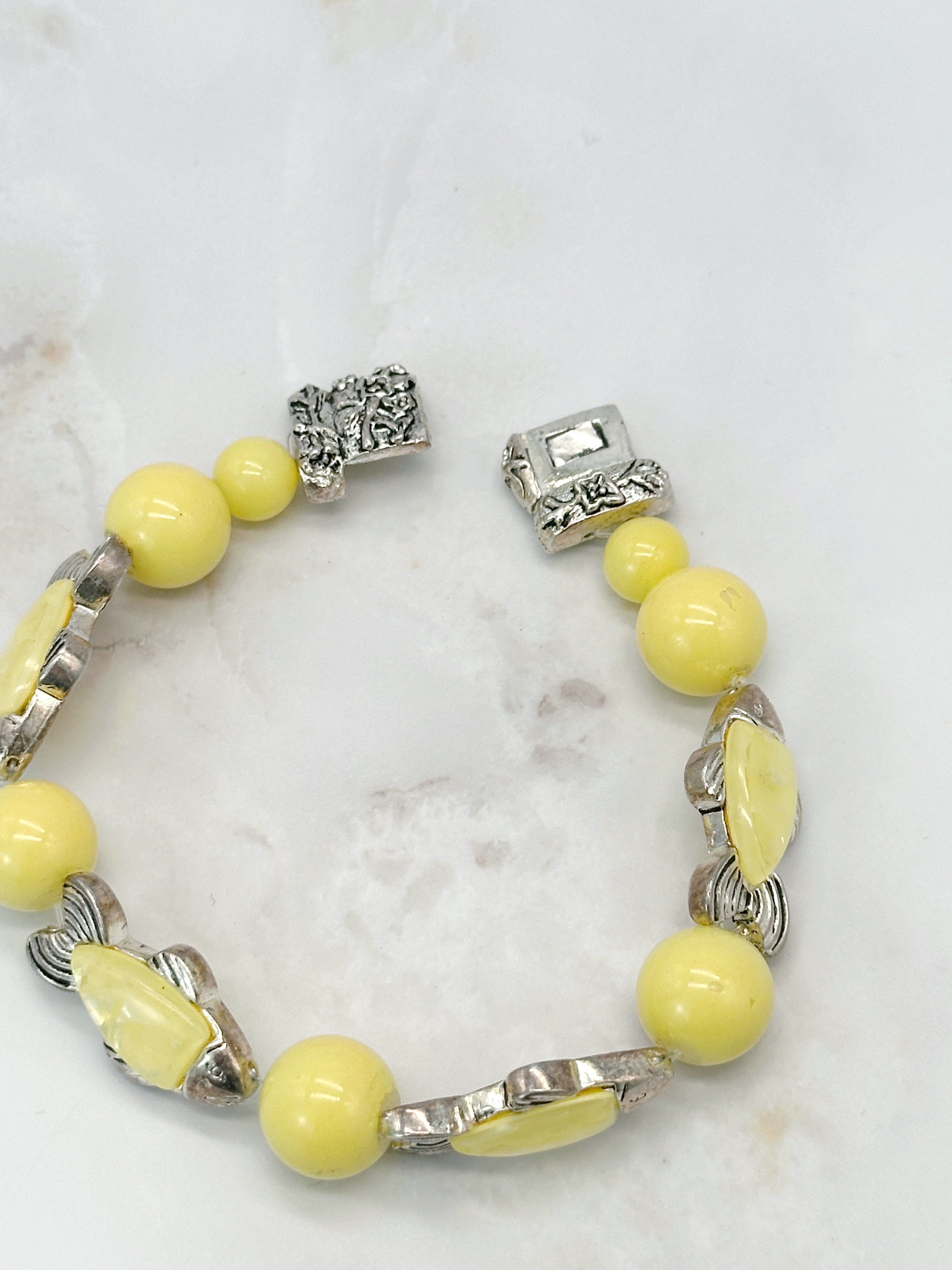 Fröhliches Vintage Thermoset-Armband "Fische" in Zitronengelb