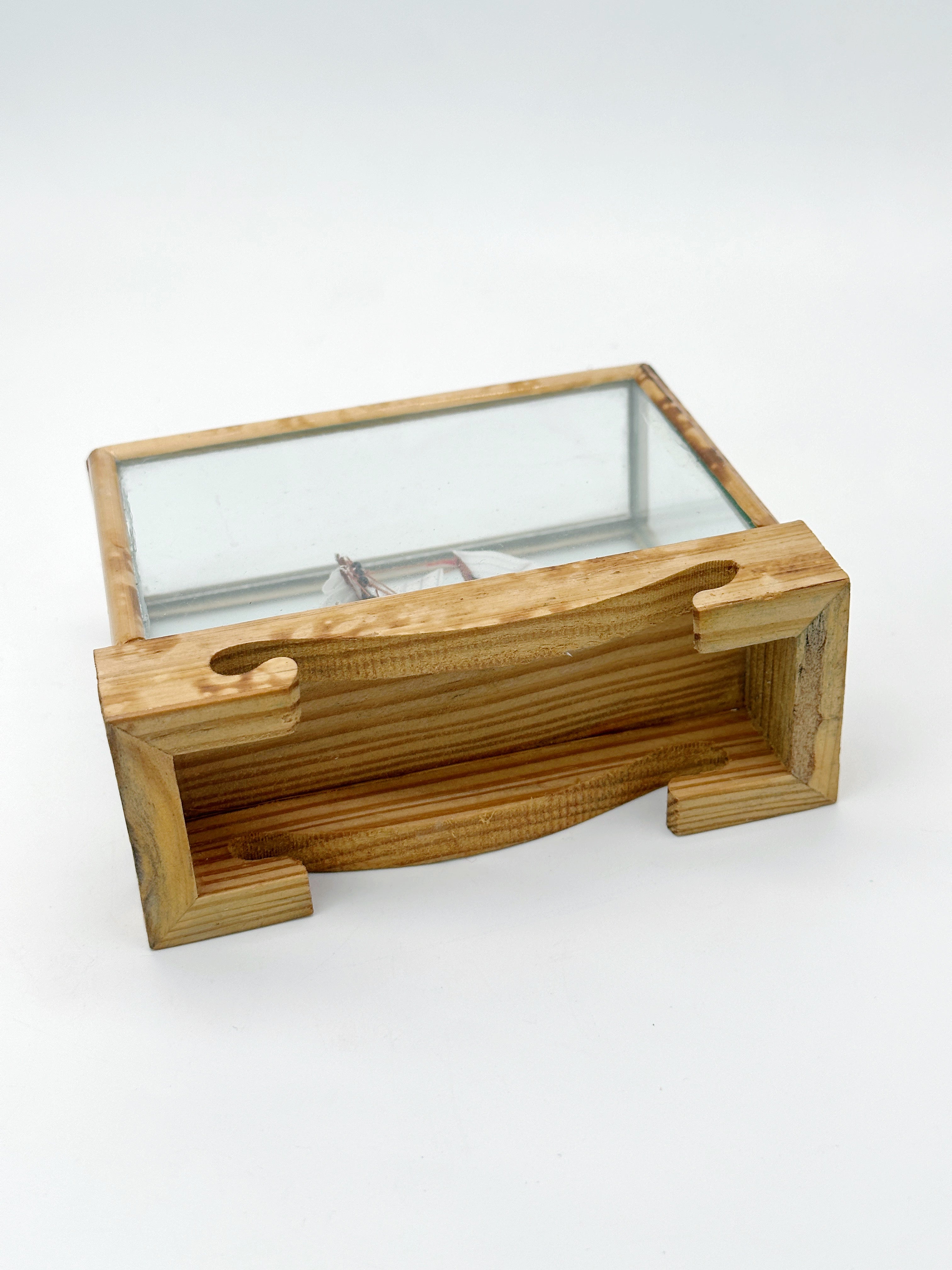 Filigranes Miniatur-Schiffsmodell im Glaskasten