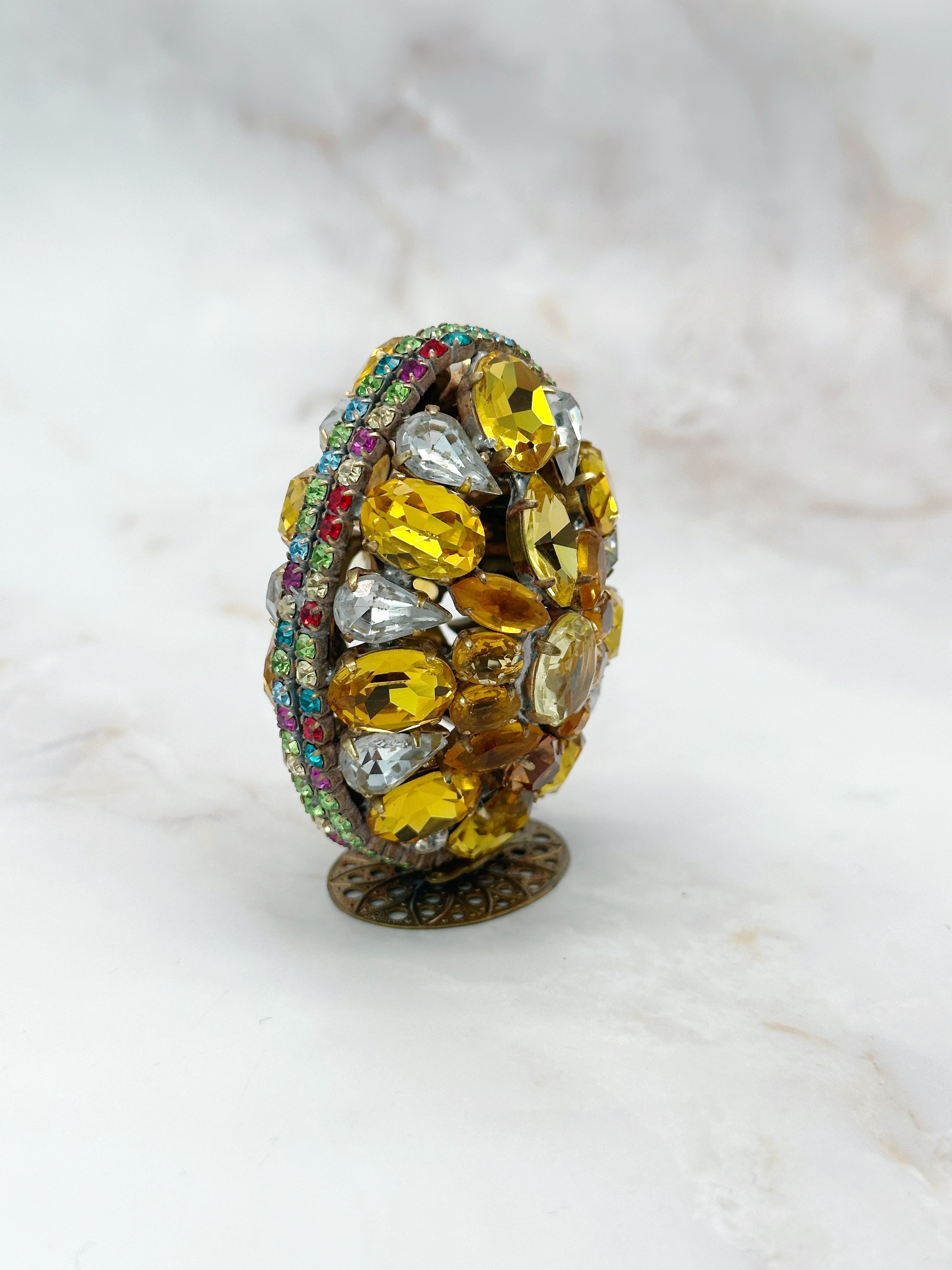 Seltenes rundum verziertes Gablonzer Osterei mit Standfuß