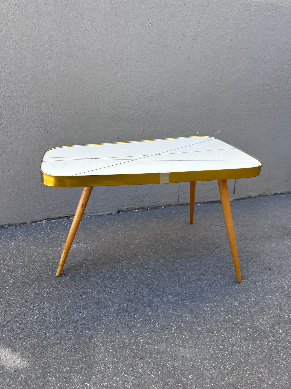 Mid-Century Hocker mit schwarz-weißer Resopalplatte